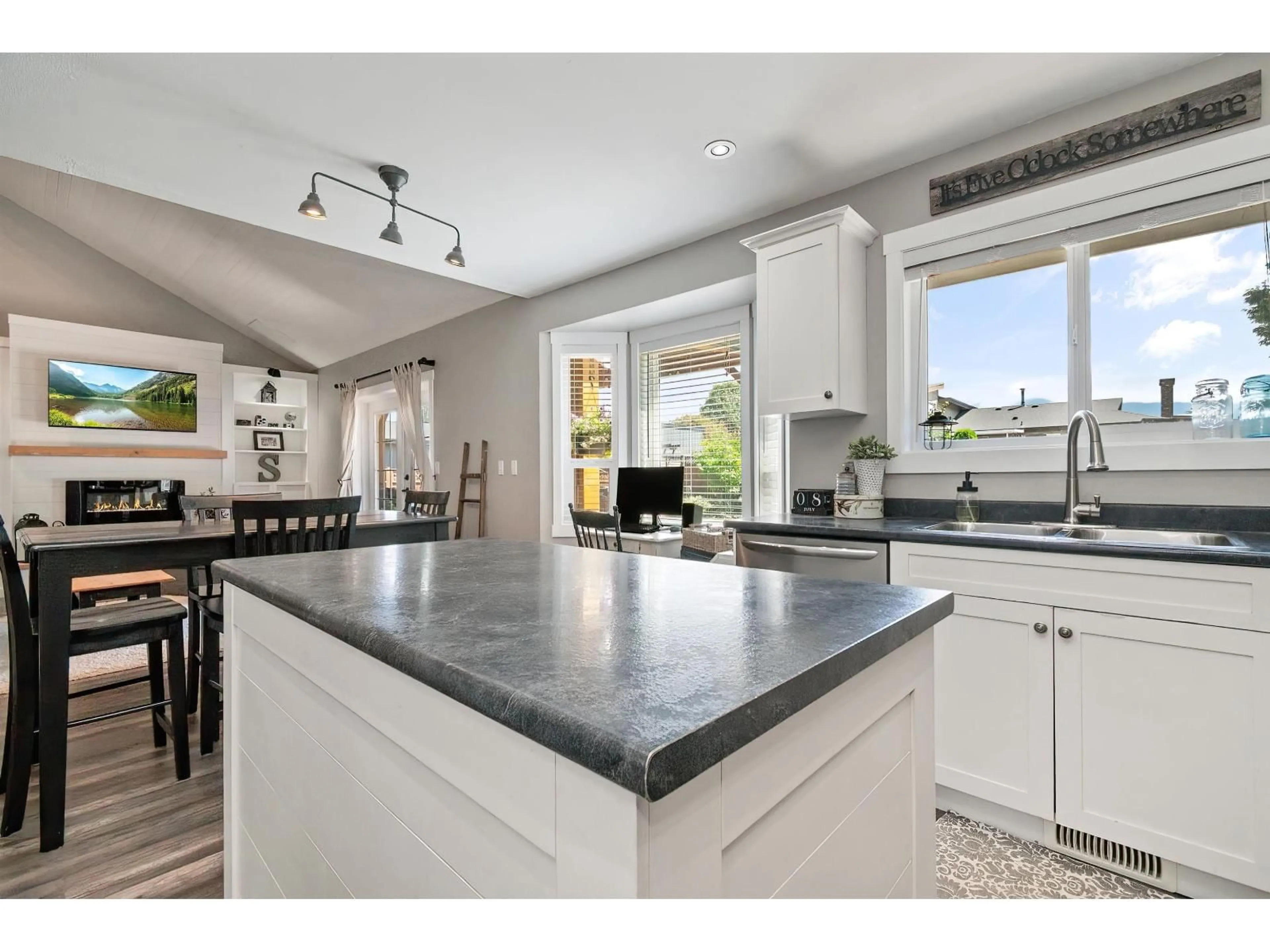 Open concept kitchen, ceramic/tile floor for 45900 BRITTON AVENUE, Chilliwack British Columbia V2R2R8