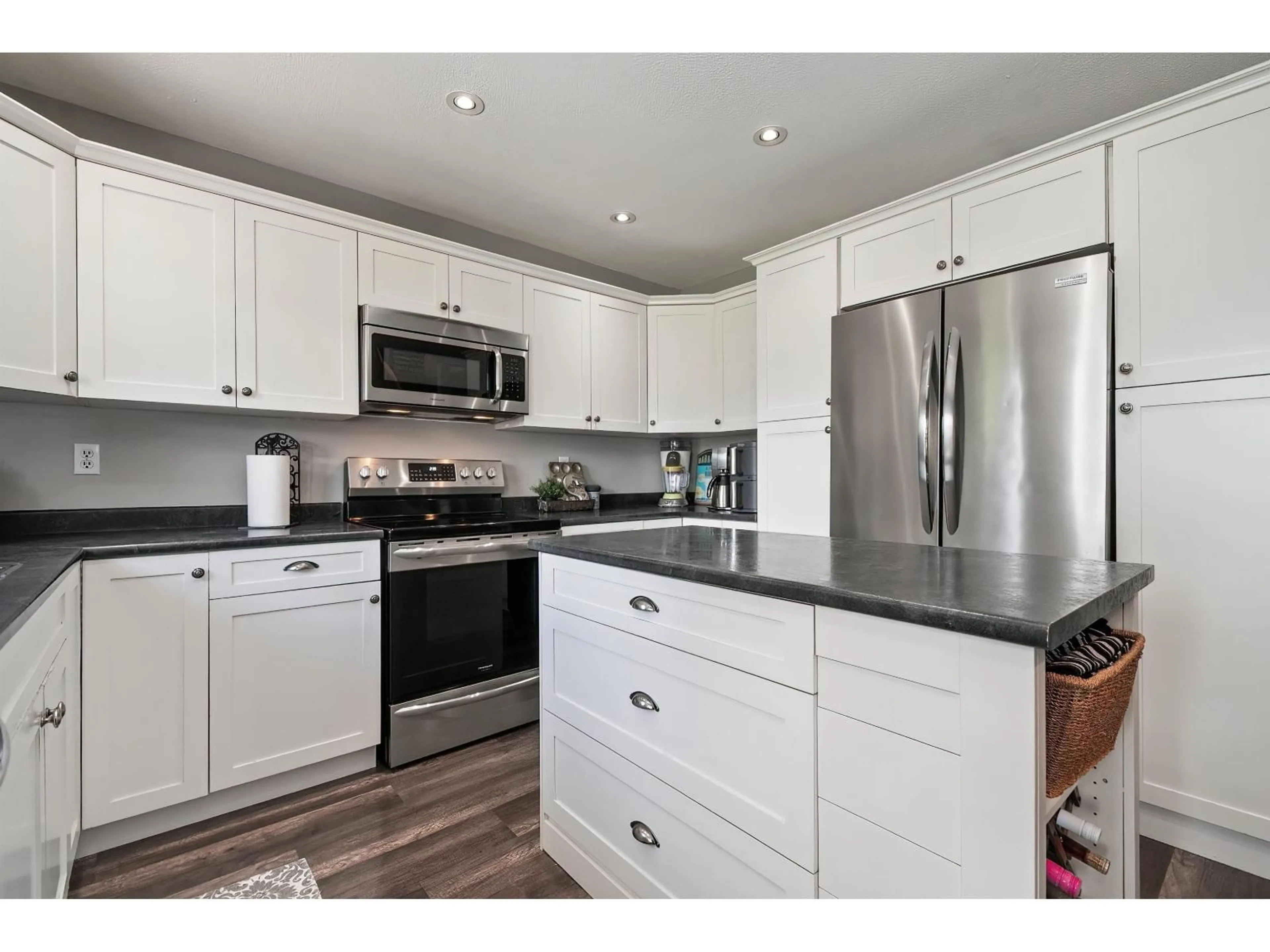 Open concept kitchen, unknown for 45900 BRITTON AVENUE, Chilliwack British Columbia V2R2R8