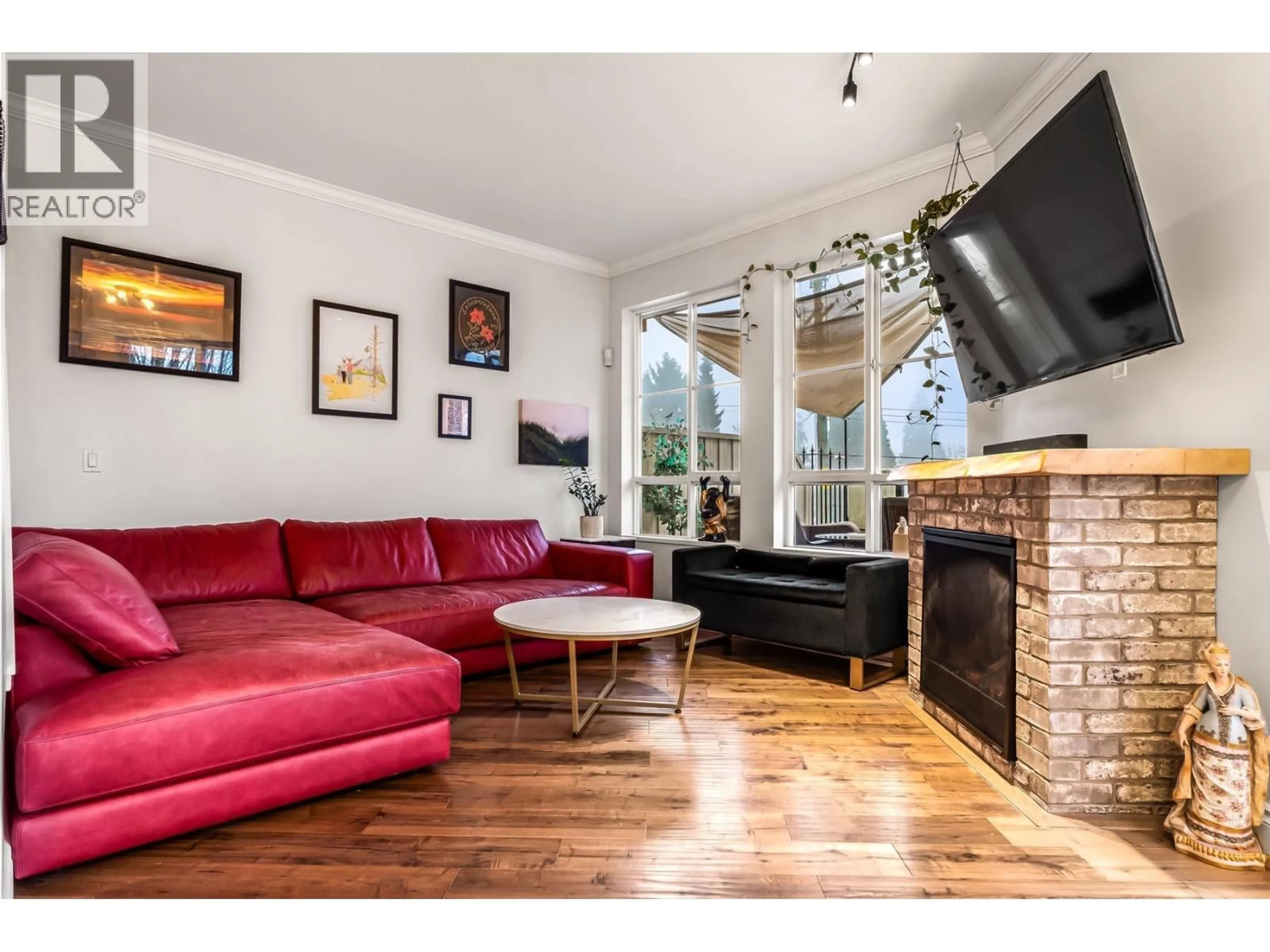 Living room with furniture, wood/laminate floor for 204 - 815 FIRST STREET, New Westminster British Columbia V3L2H7