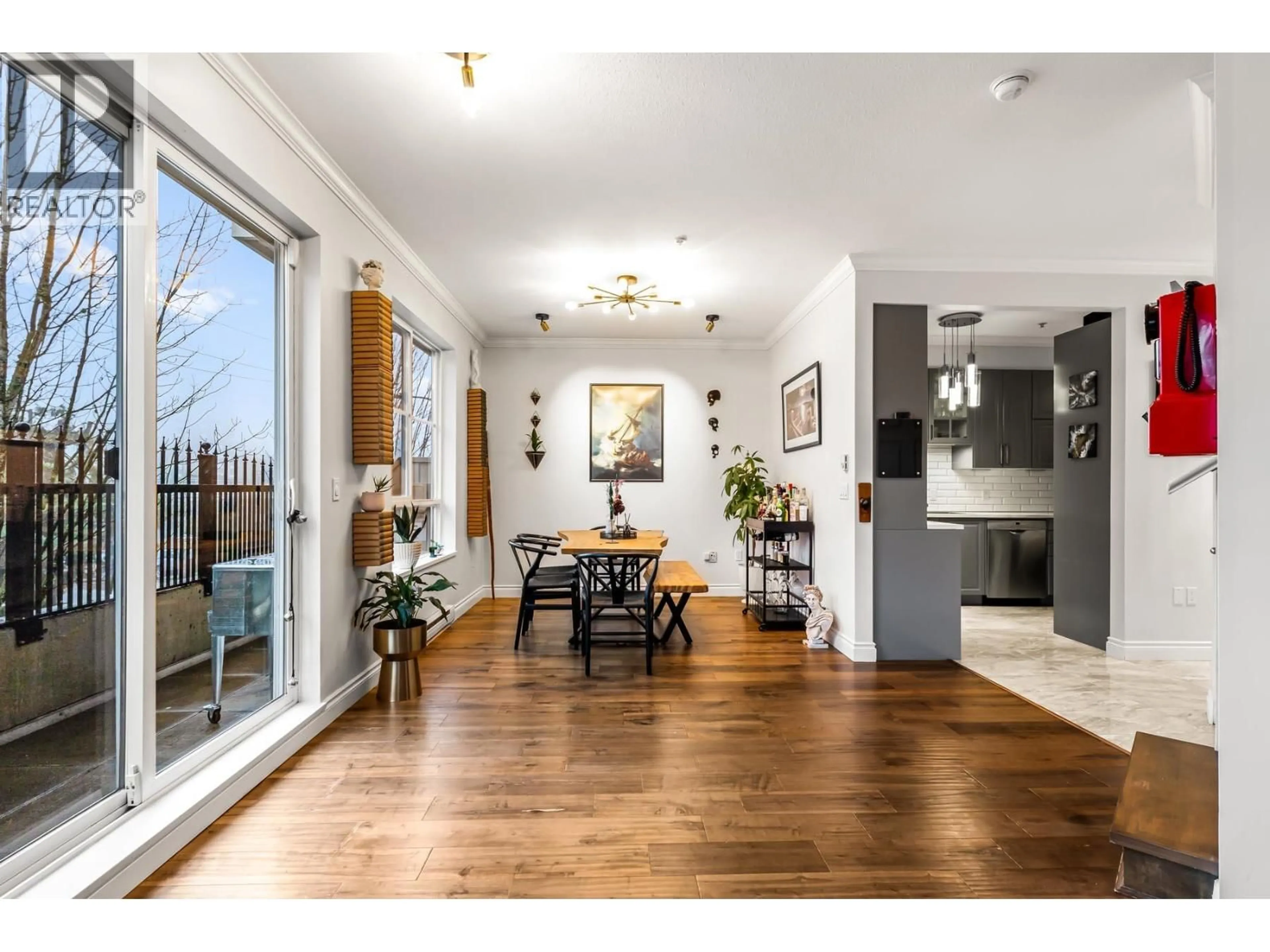 Indoor entryway for 204 - 815 FIRST STREET, New Westminster British Columbia V3L2H7