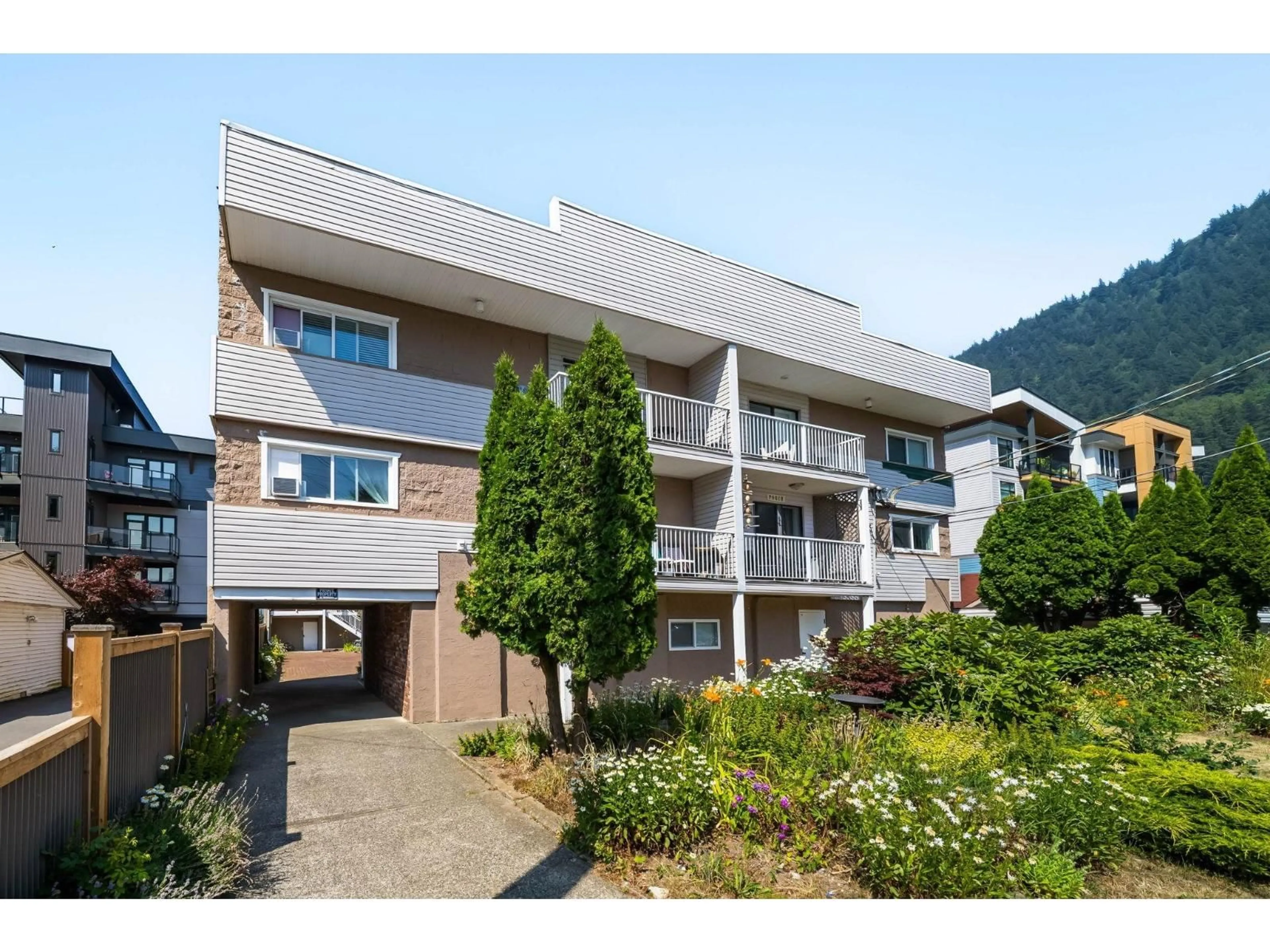 Patio, mountain view for 20 - 450 ESPLANADE AVENUE, Harrison Hot Springs British Columbia V0M1K0