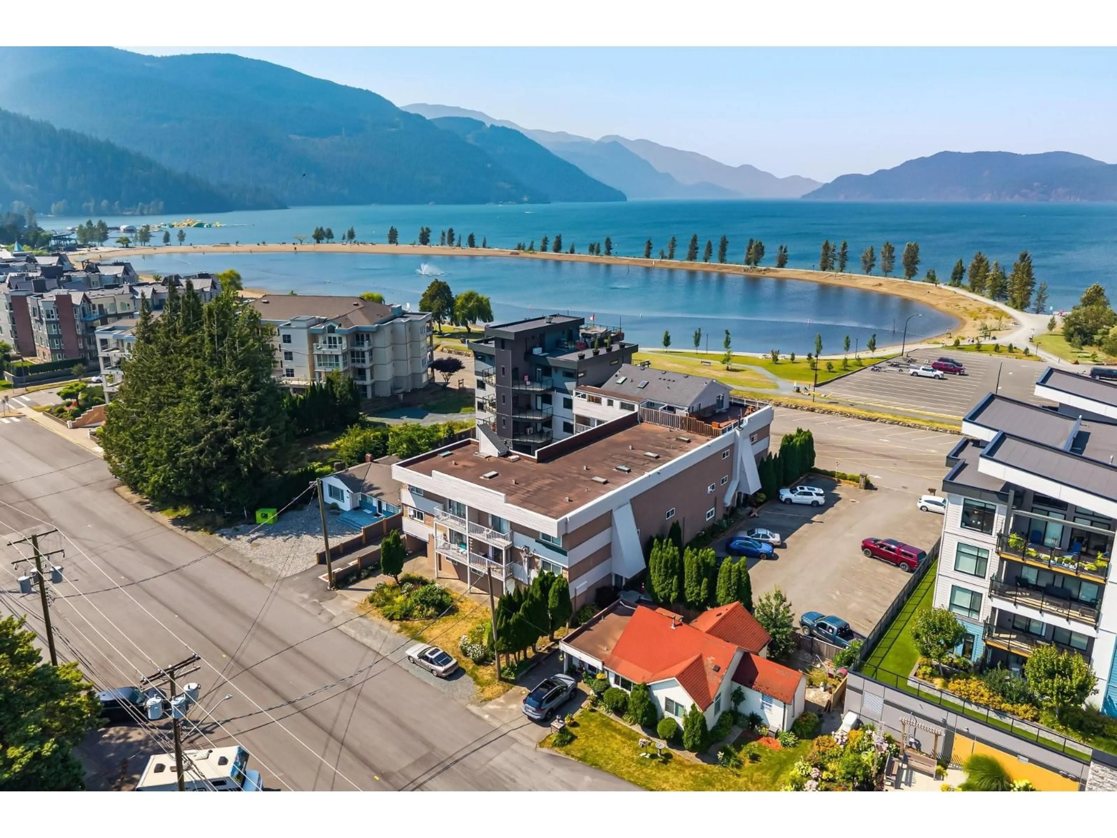 A pic from outside/outdoor area/front of a property/back of a property/a pic from drone, water/lake/river/ocean view for 20 - 450 ESPLANADE AVENUE, Harrison Hot Springs British Columbia V0M1K0
