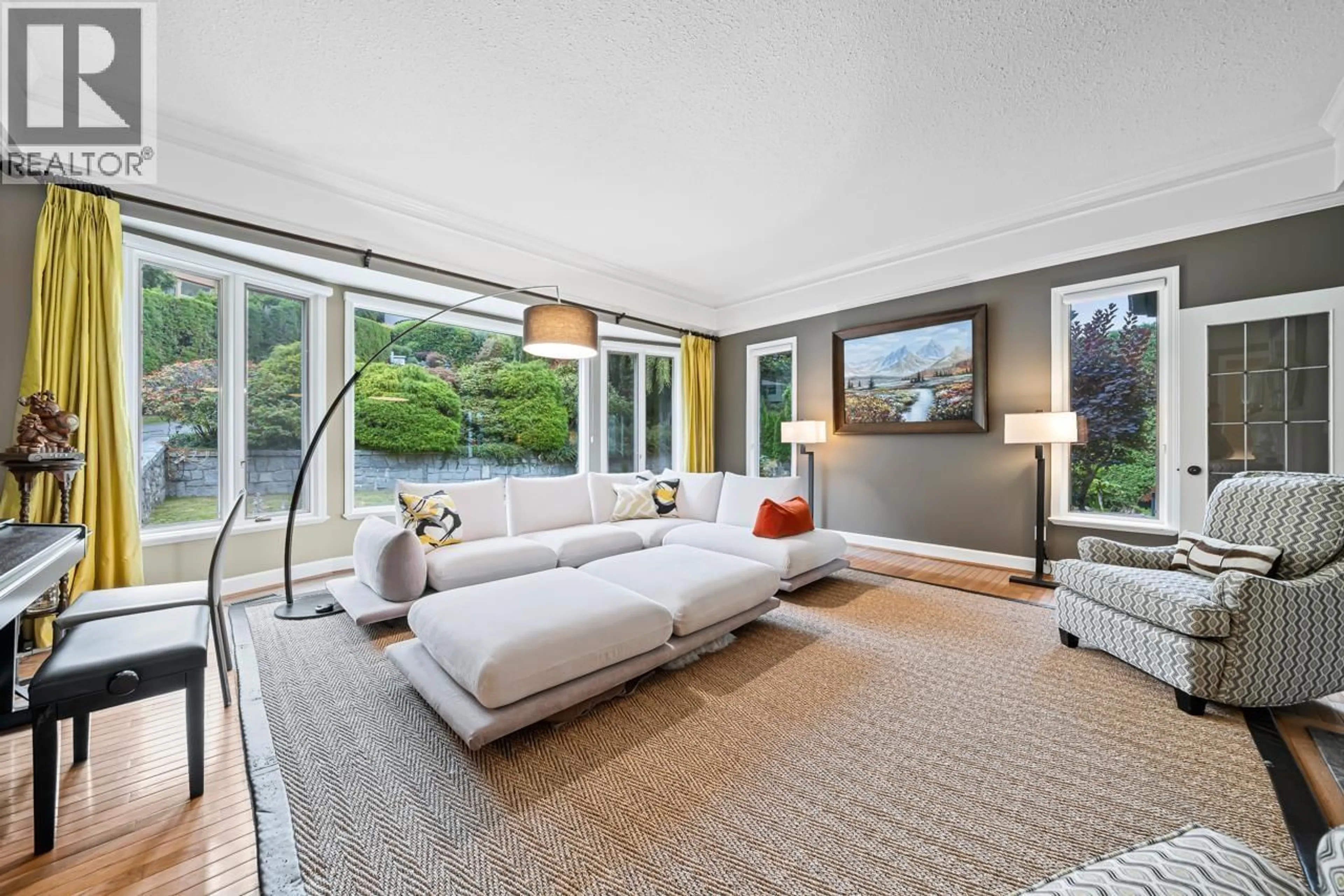 Living room with furniture, unknown for 2478 WESTHILL COURT, West Vancouver British Columbia V7S3A5