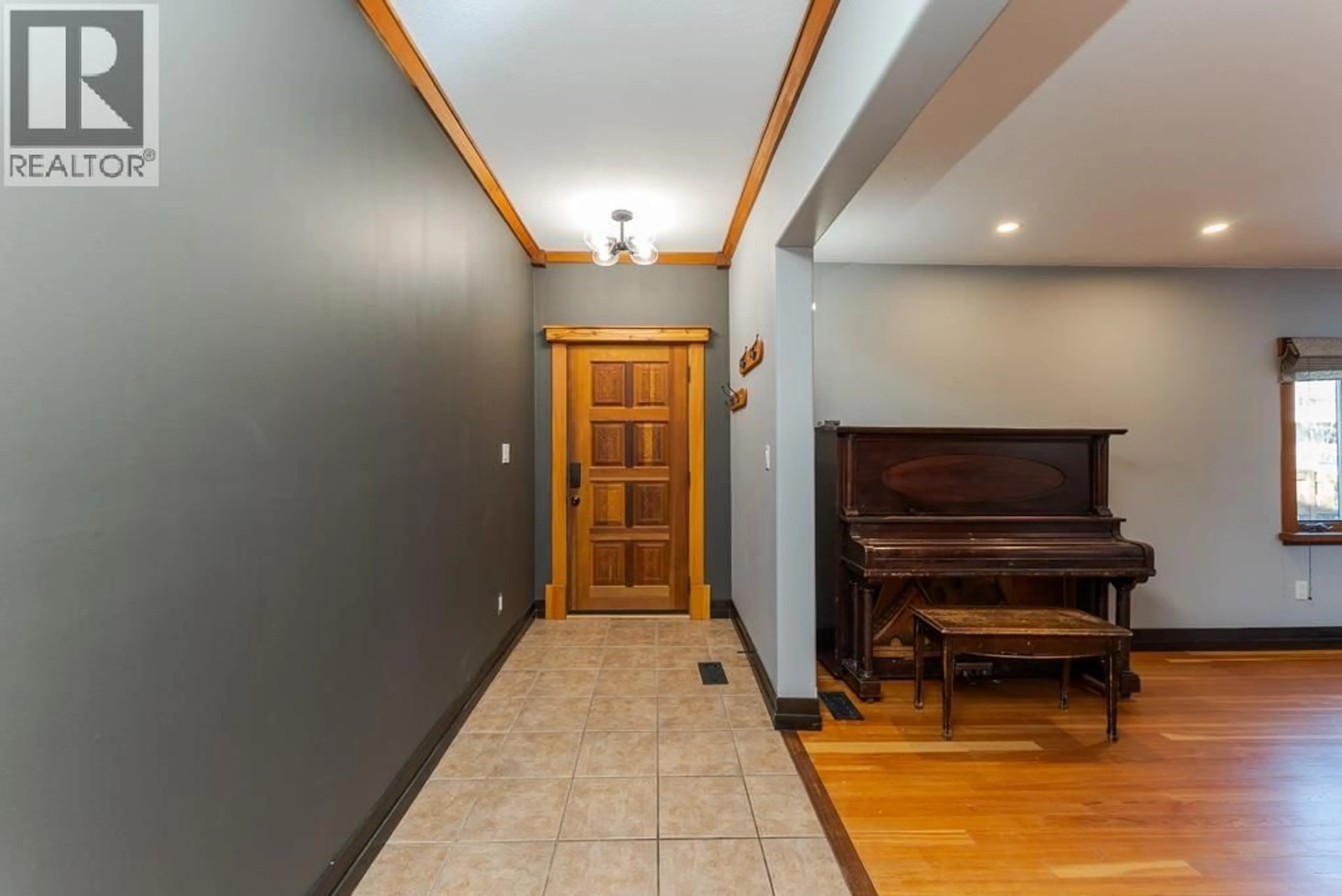 Indoor foyer for 794 WINNIPEG STREET, Prince George British Columbia V2L2V2
