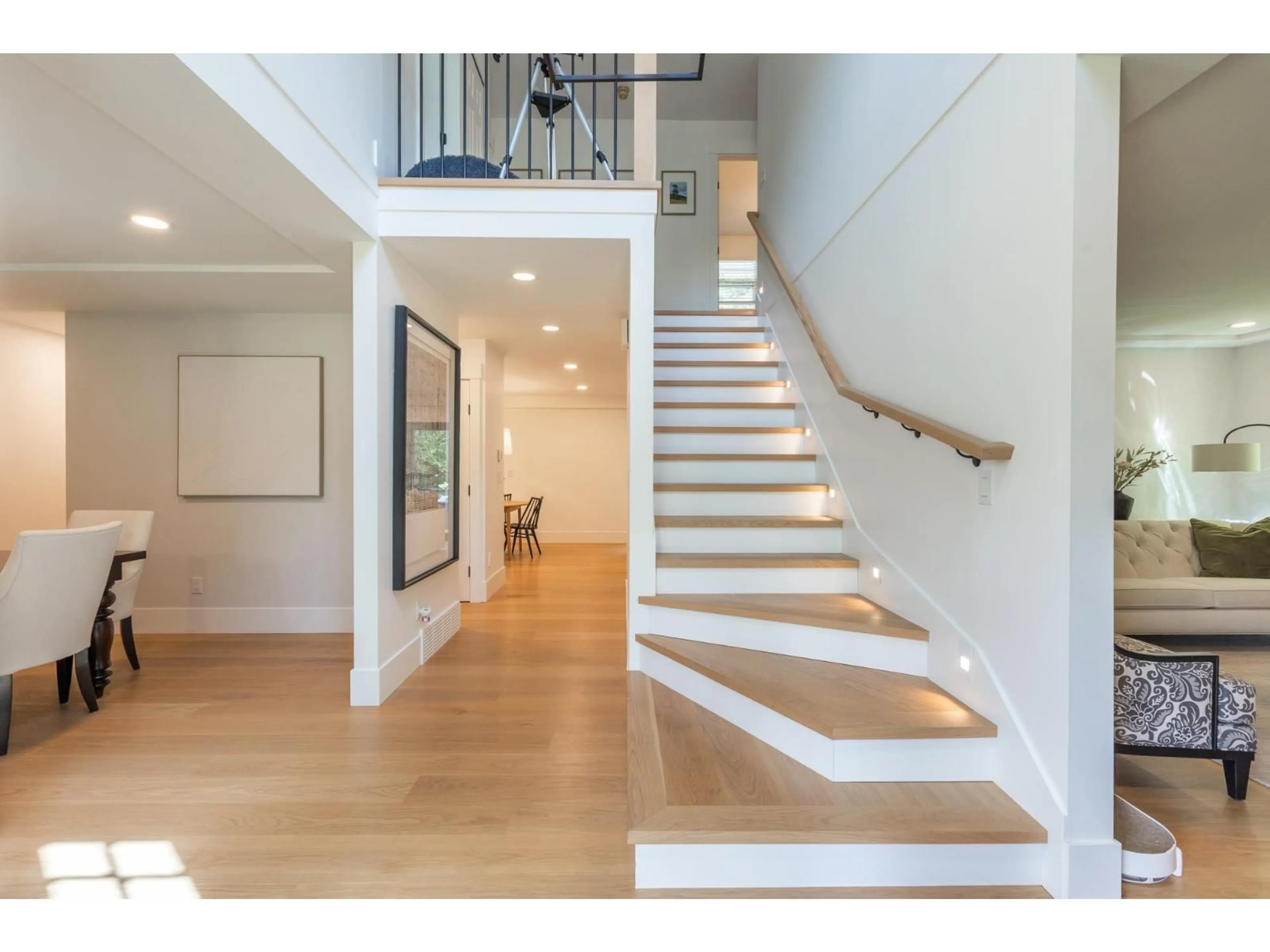 Stairs for 2836 COUNTRY WOODS DRIVE, Surrey British Columbia V3Z0E8