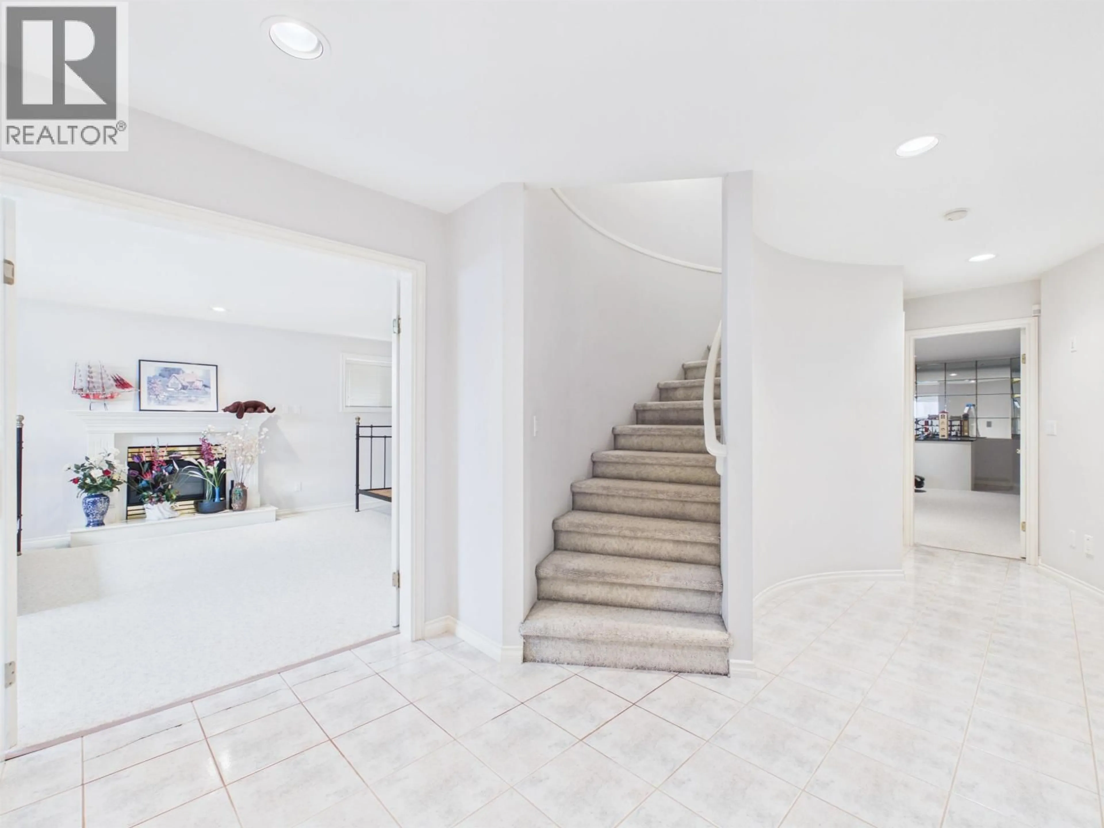 Indoor foyer for 7969 MACPHERSON AVENUE, Burnaby British Columbia V5J4P4