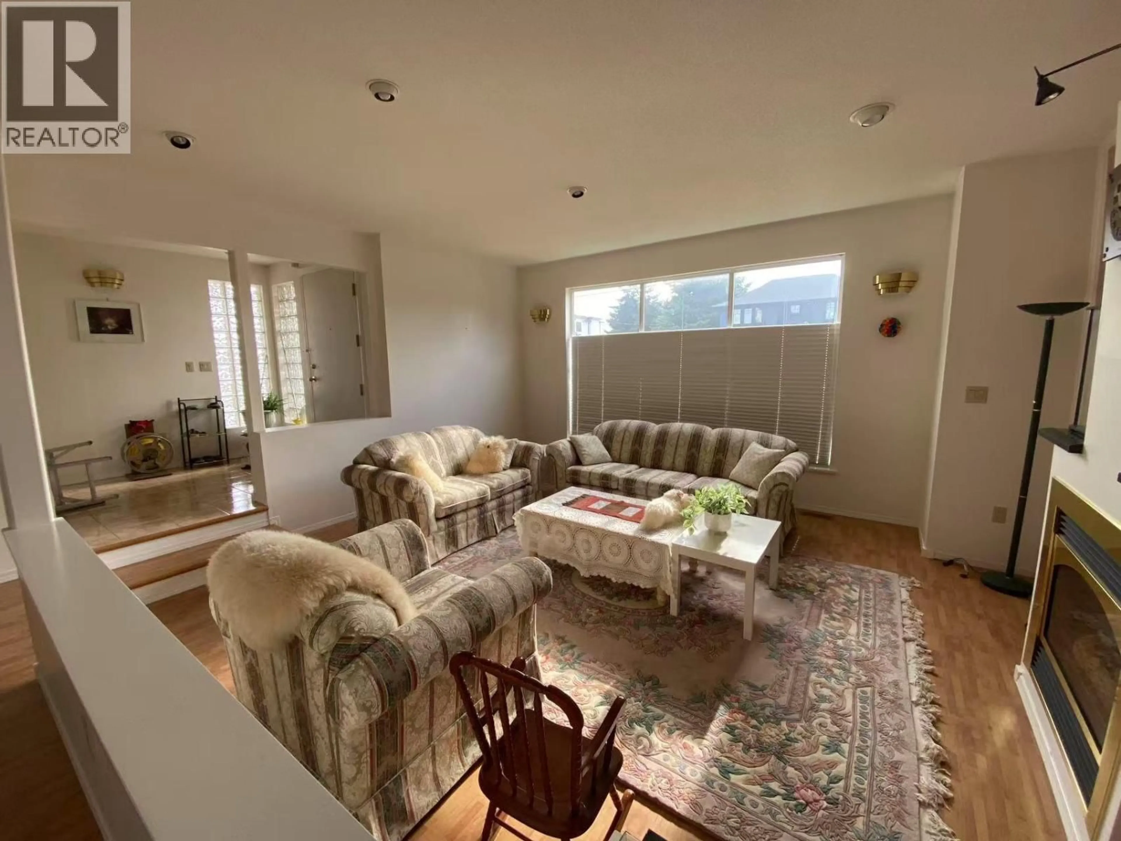 Living room with furniture, unknown for 6990 WILLINGDON AVENUE, Burnaby British Columbia V5J3R2