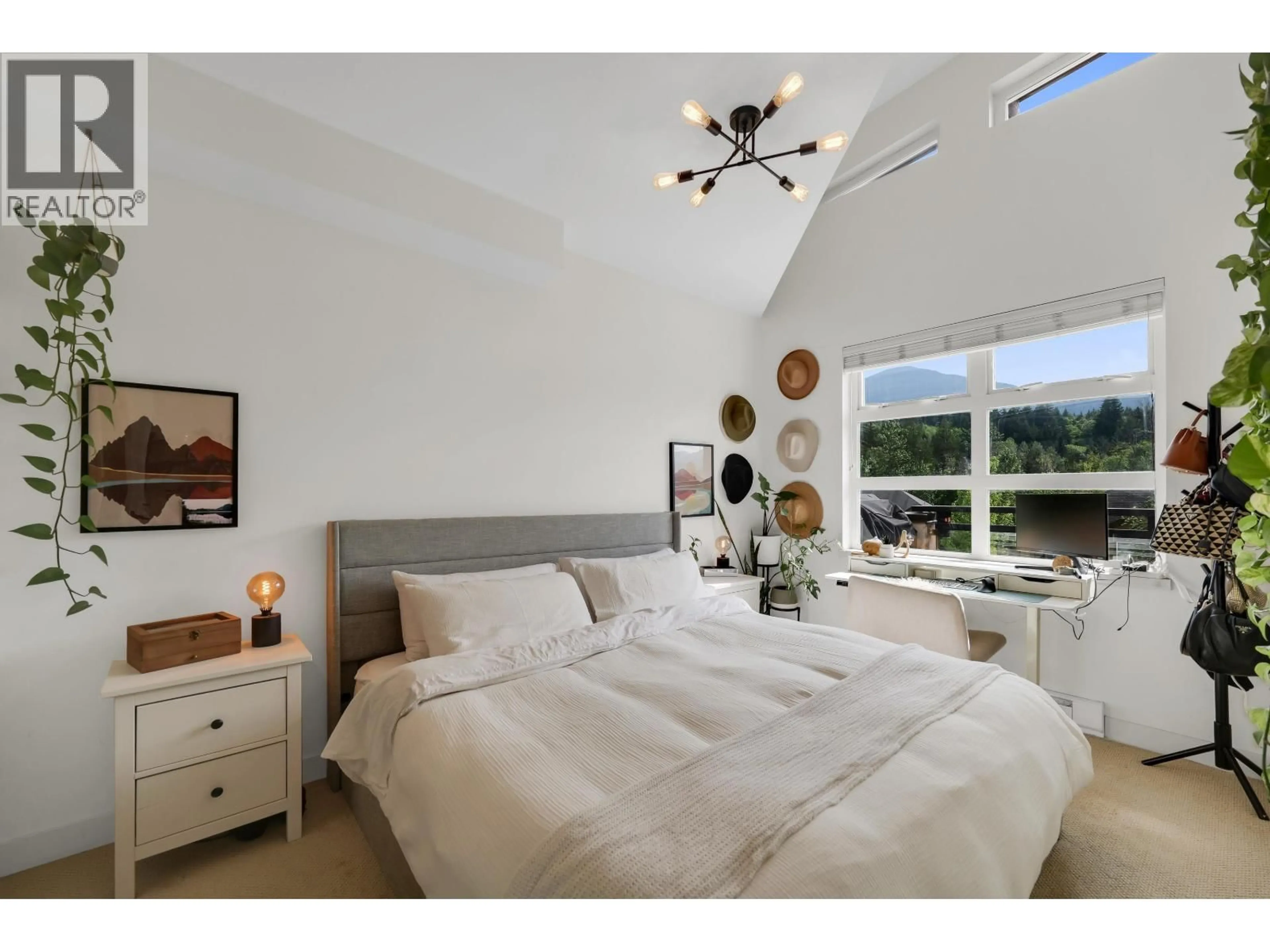 Bedroom with bed, unknown for 310 - 41105 TANTALUS ROAD, Squamish British Columbia V8B0N3