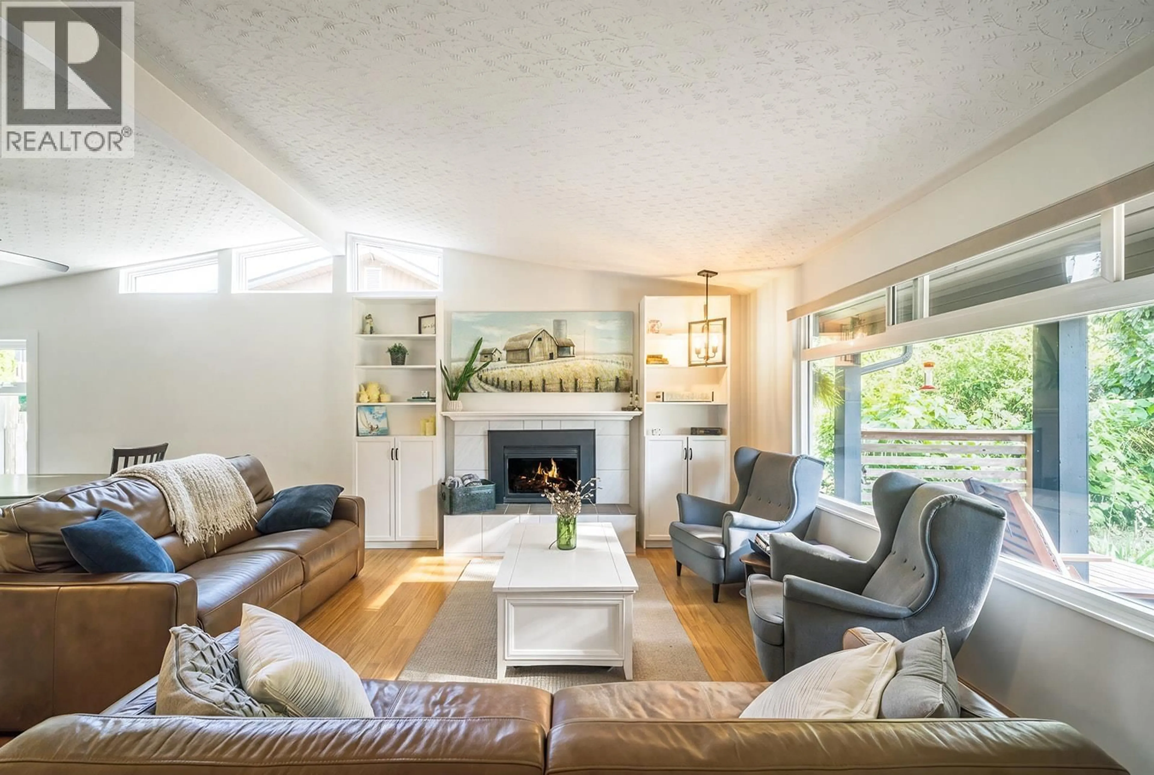 Living room with furniture, unknown for 41532 RAE ROAD, Squamish British Columbia V0N1H0