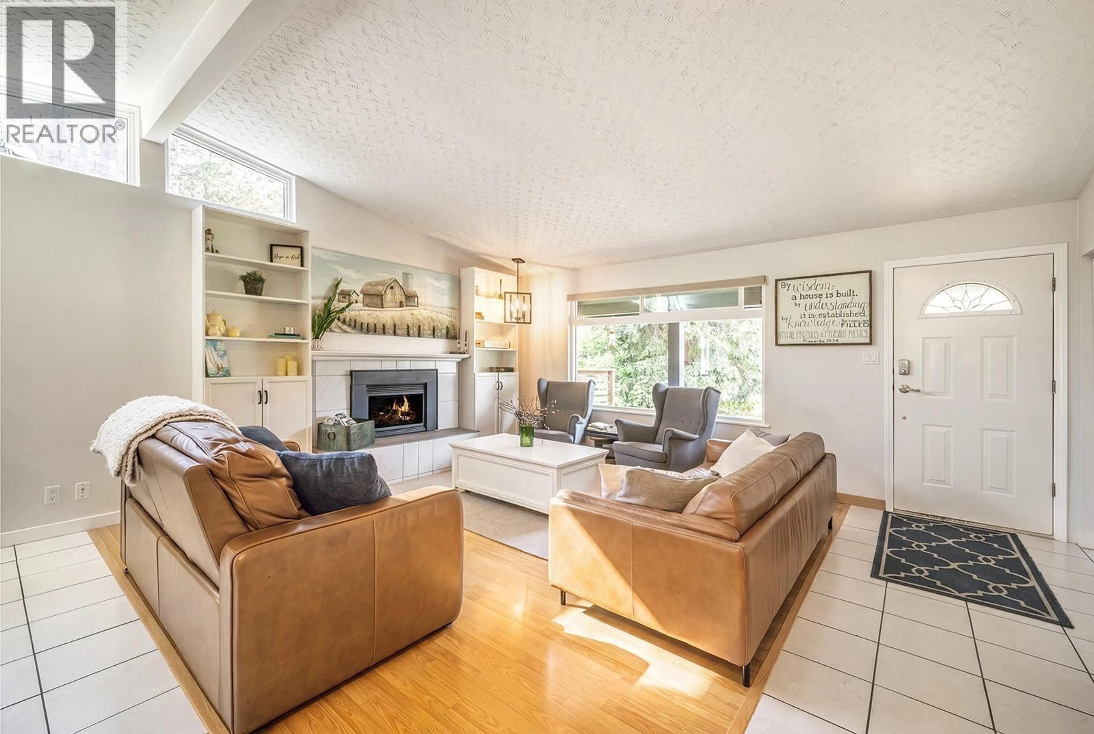 Living room with furniture, unknown for 41532 RAE ROAD, Squamish British Columbia V0N1H0