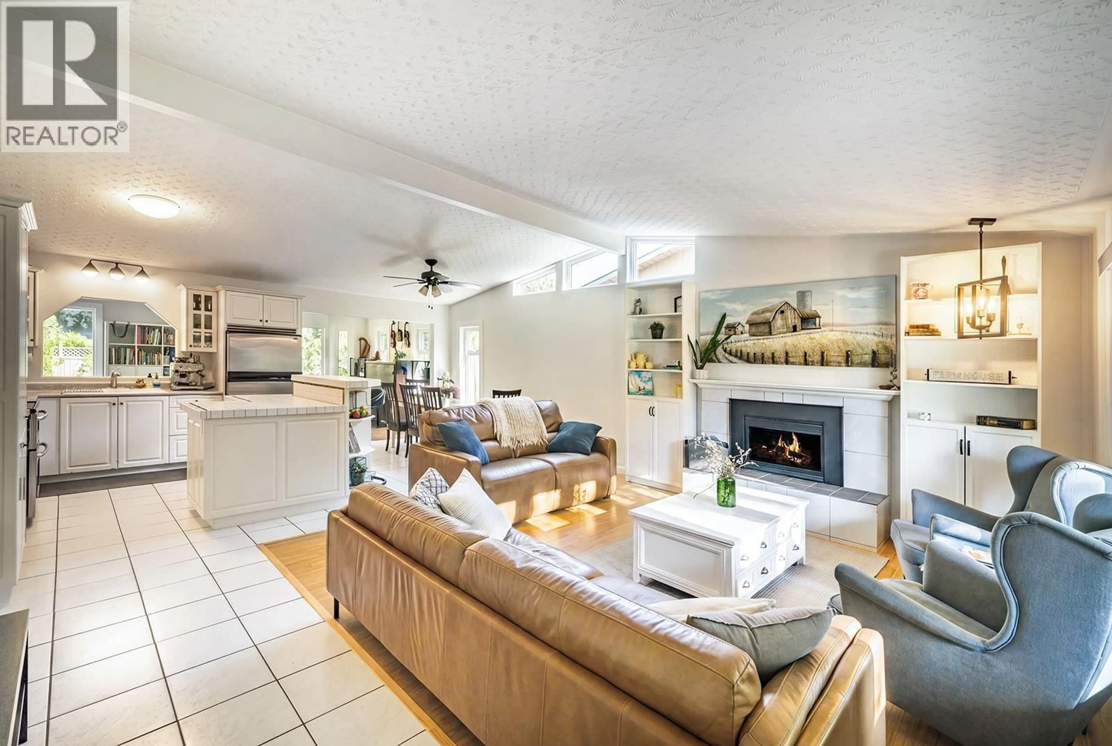 Living room with furniture, ceramic/tile floor for 41532 RAE ROAD, Squamish British Columbia V0N1H0