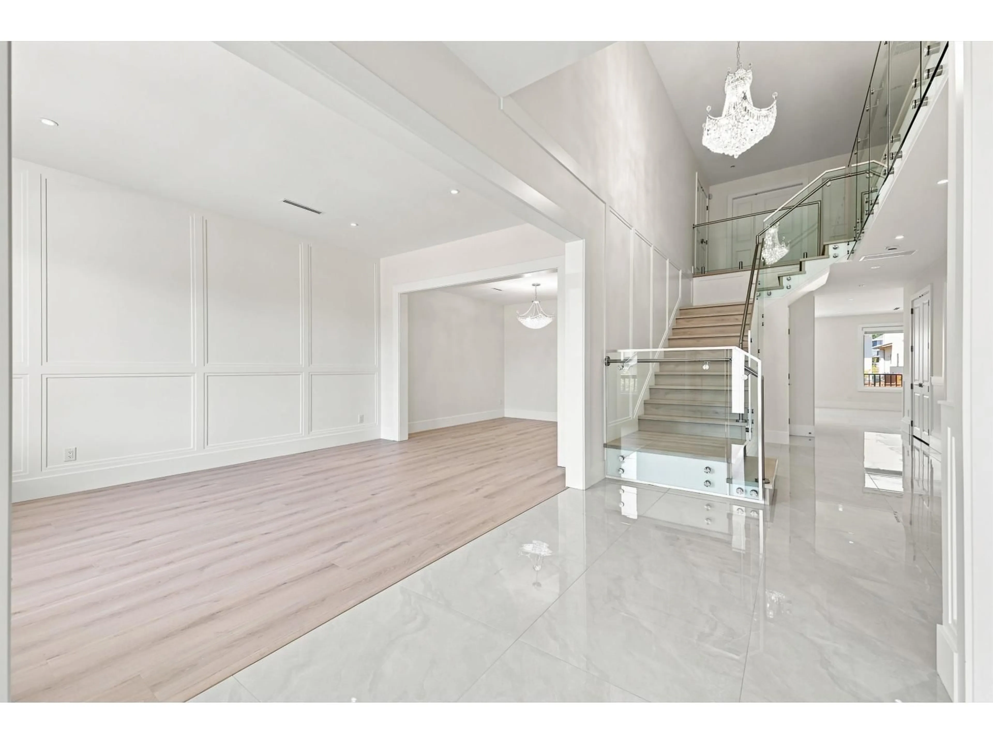 Indoor foyer for 15671 82 AVENUE, Surrey British Columbia V4N0R9