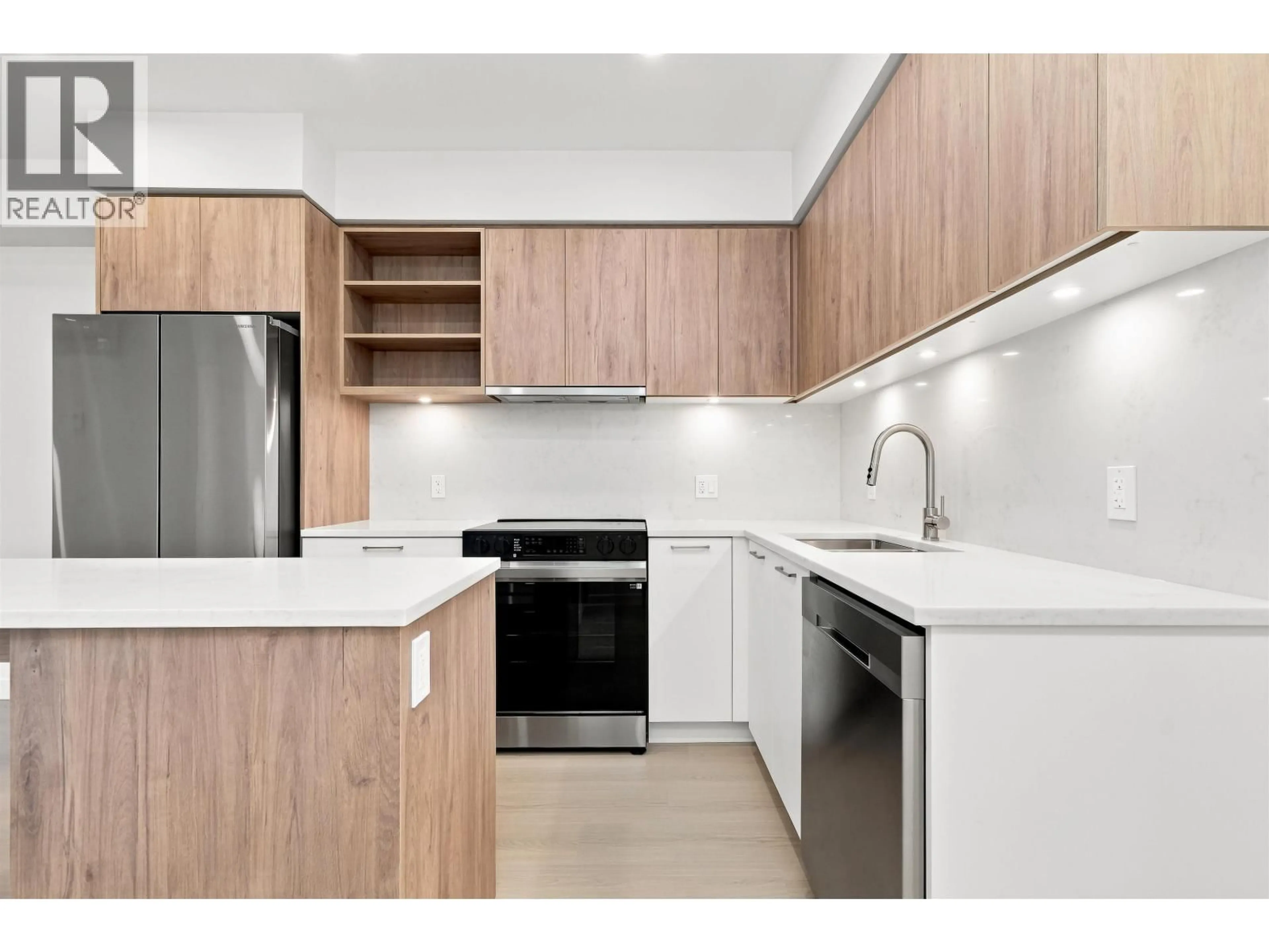 Standard kitchen, wood/laminate floor for 114 - 82 FIRST STREET, New Westminster British Columbia V3L0L8