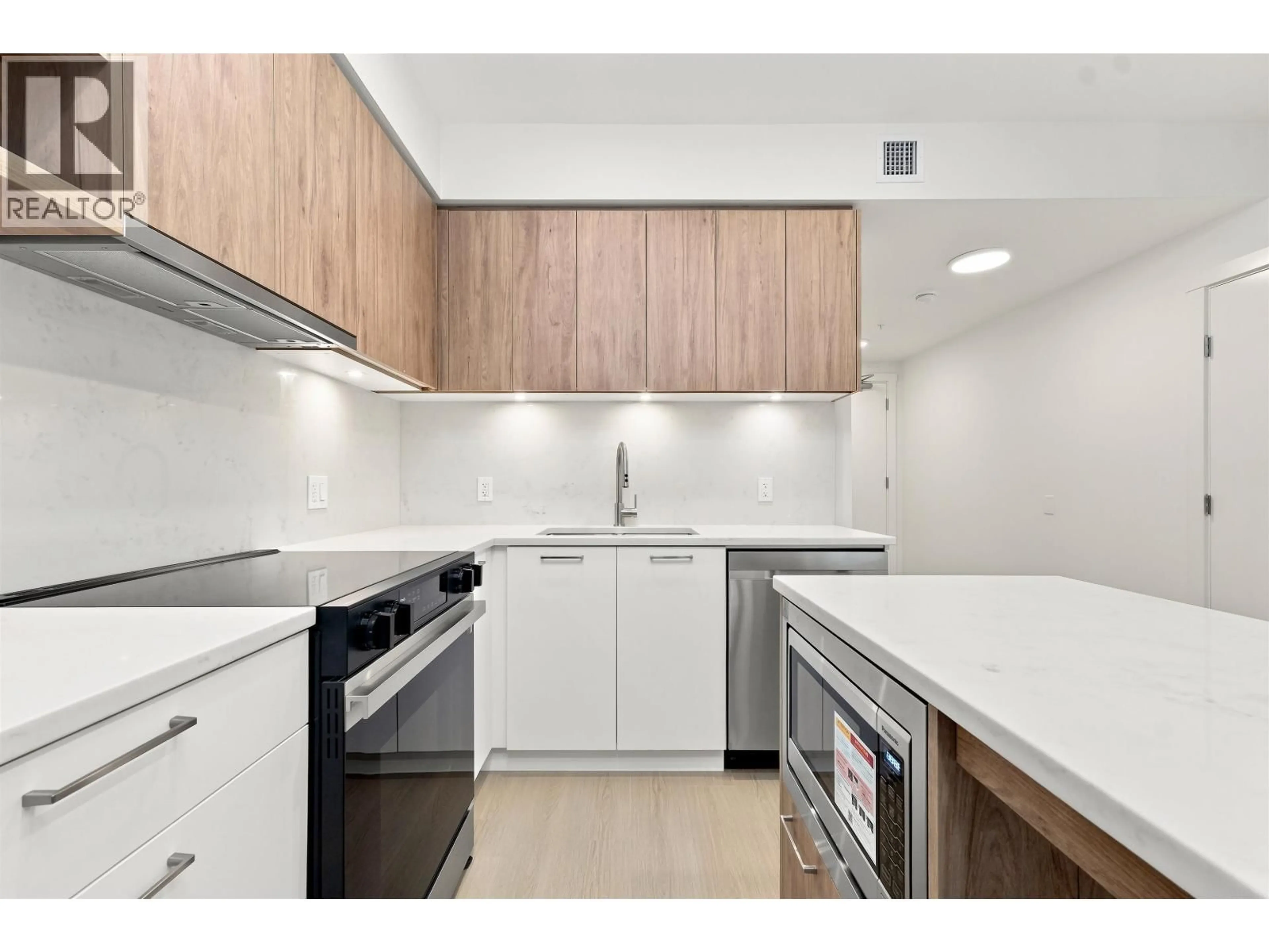Standard kitchen, unknown for 114 - 82 FIRST STREET, New Westminster British Columbia V3L0L8