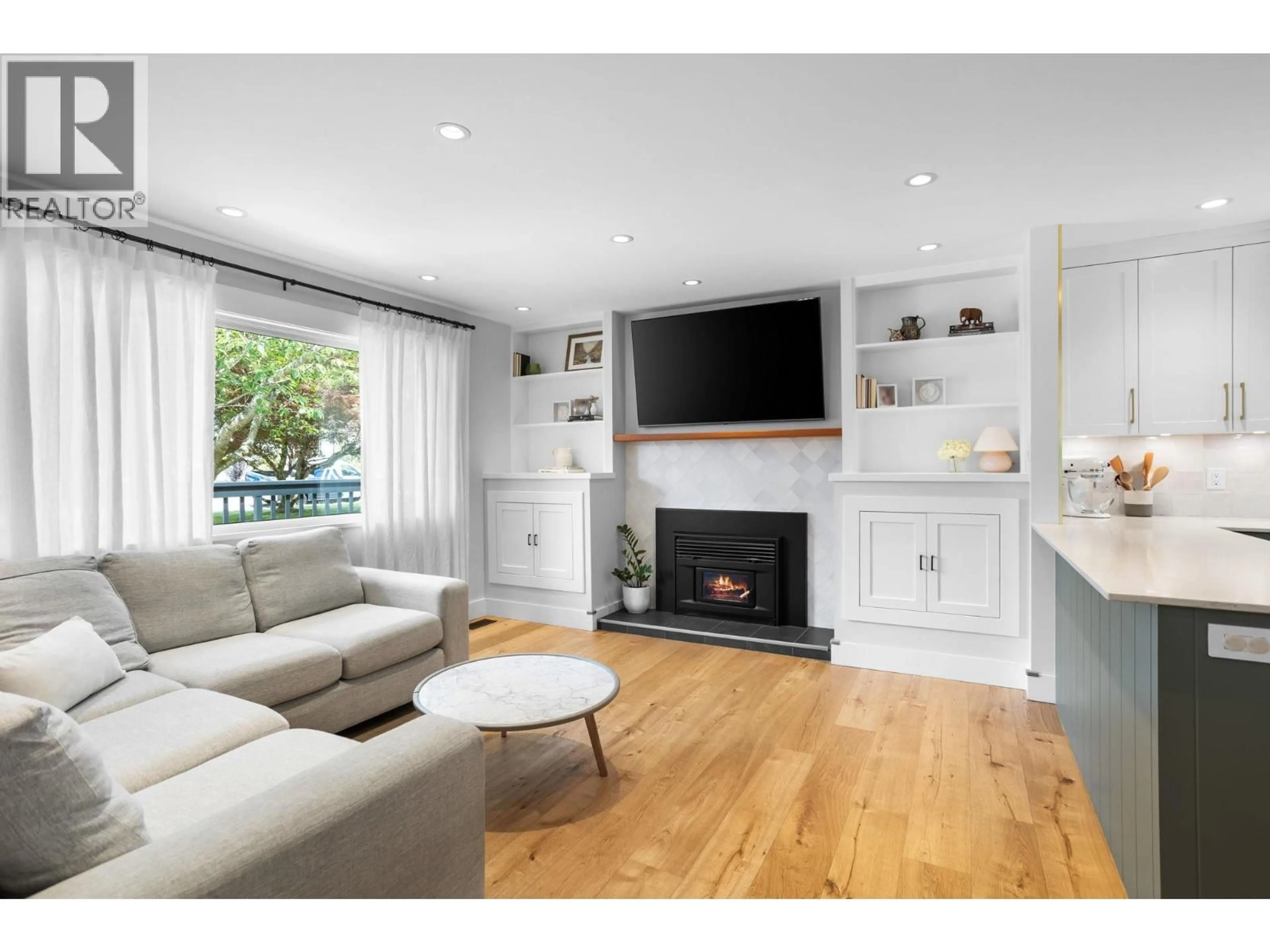 Living room with furniture, wood/laminate floor for 38290 CHESTNUT AVENUE, Squamish British Columbia V8B0W7