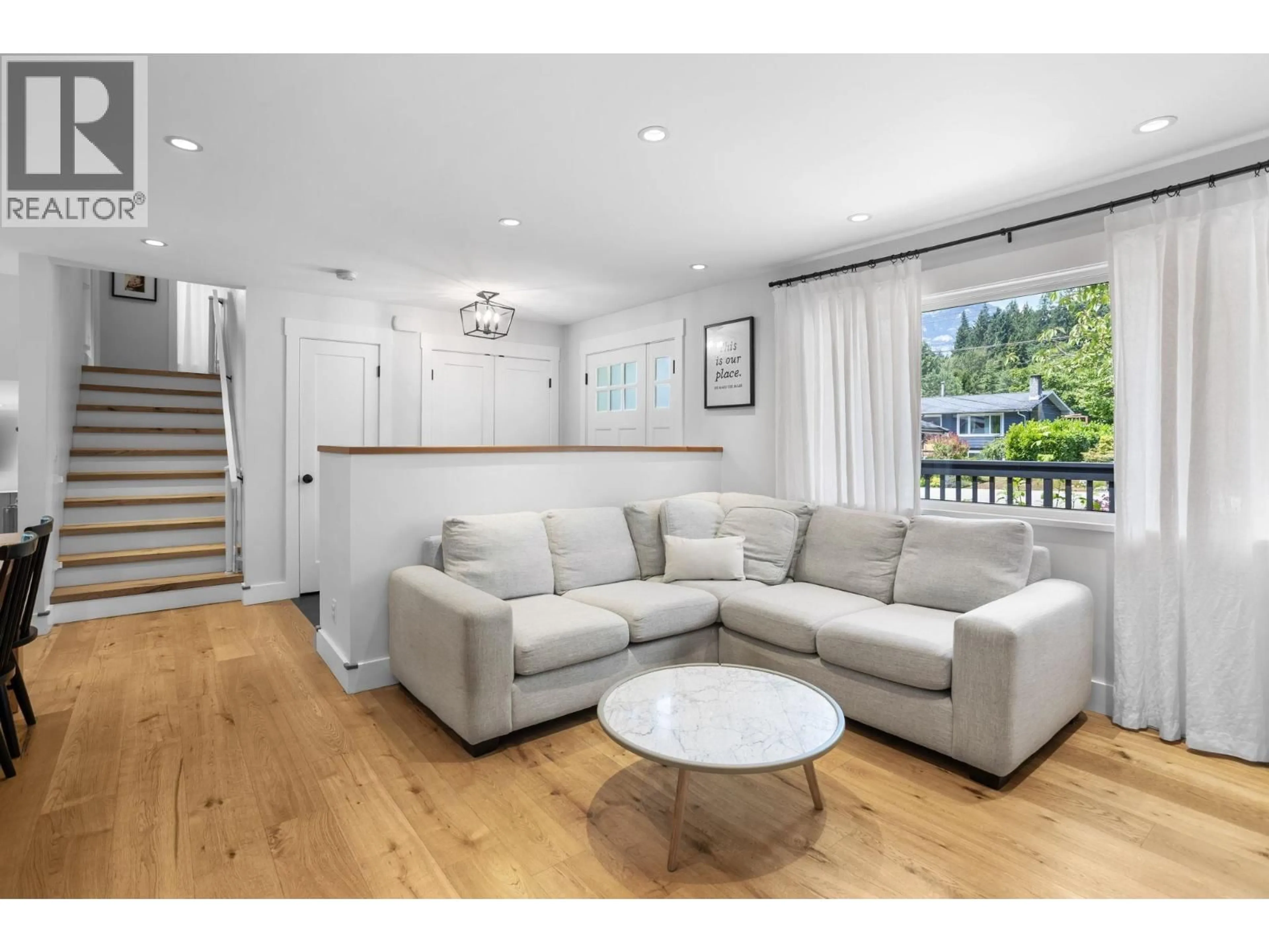 Living room with furniture, wood/laminate floor for 38290 CHESTNUT AVENUE, Squamish British Columbia V8B0W7