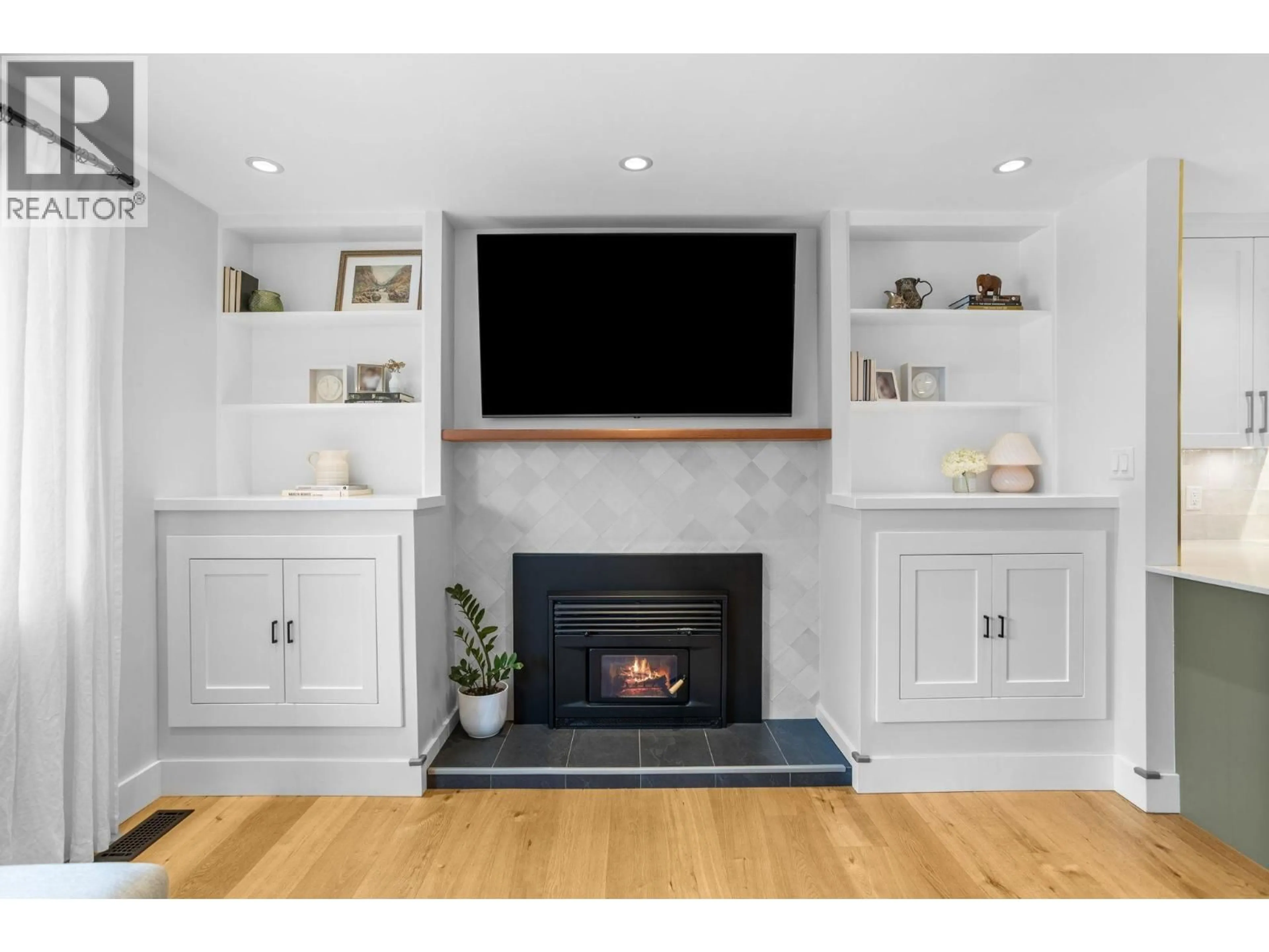Home theater for 38290 CHESTNUT AVENUE, Squamish British Columbia V8B0W7