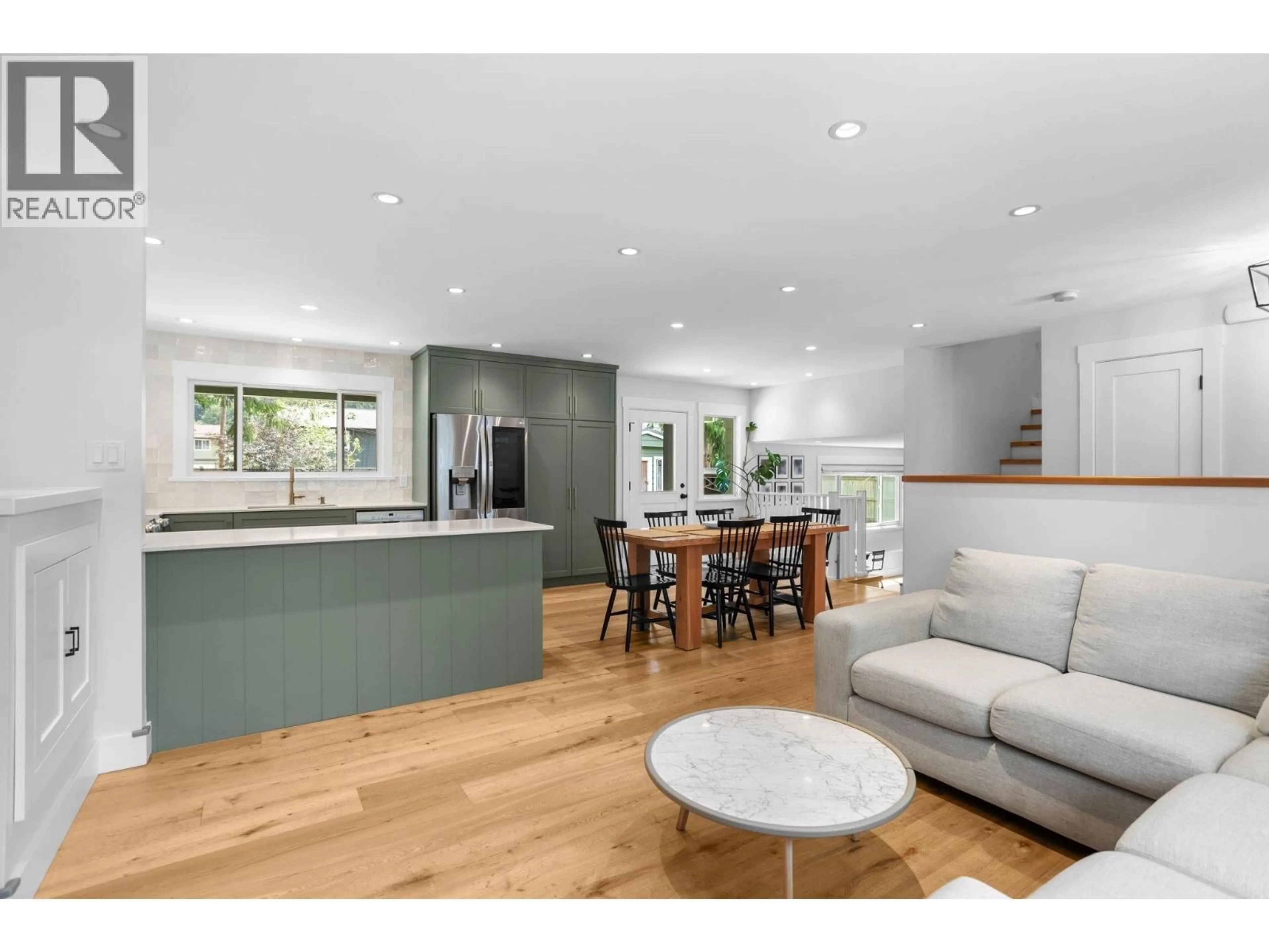 Open concept kitchen, wood/laminate floor for 38290 CHESTNUT AVENUE, Squamish British Columbia V8B0W7