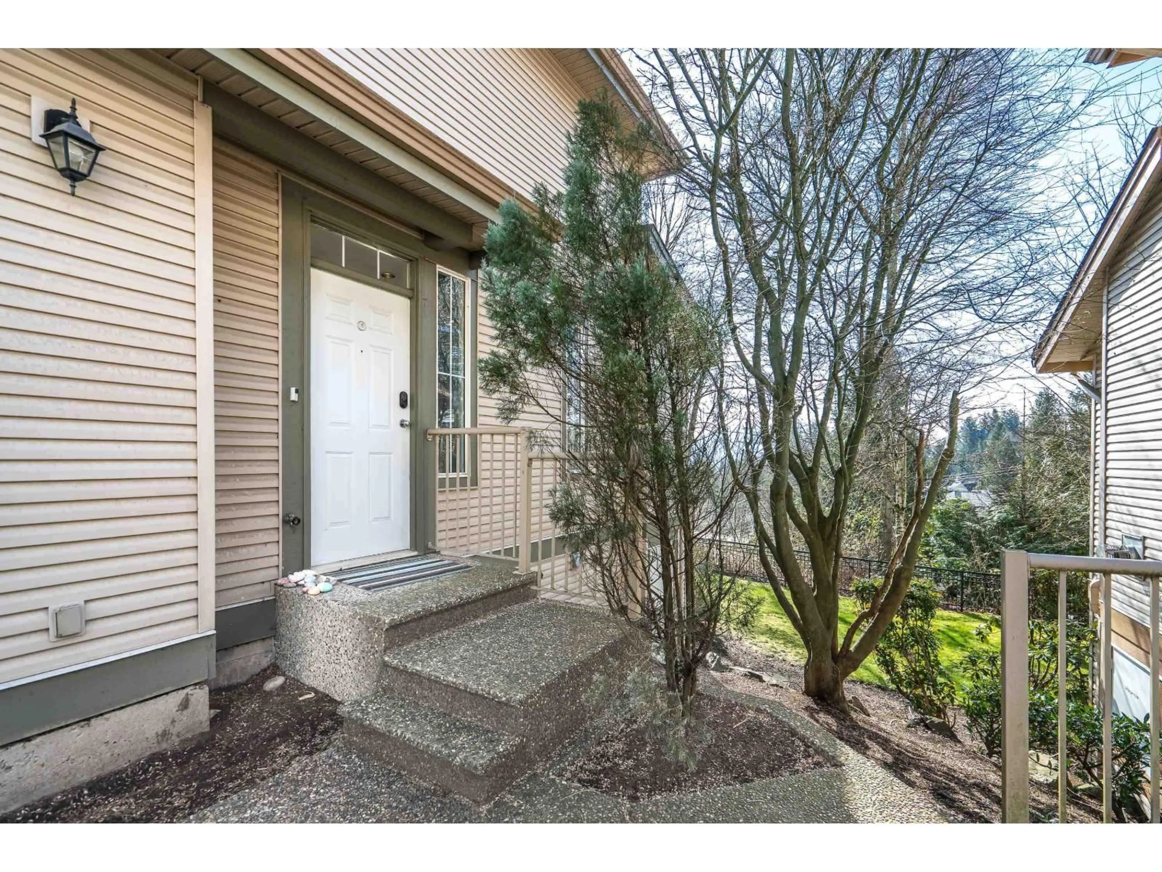 Indoor entryway for 10 - 35287 OLD YALE ROAD, Abbotsford British Columbia V3G8H5