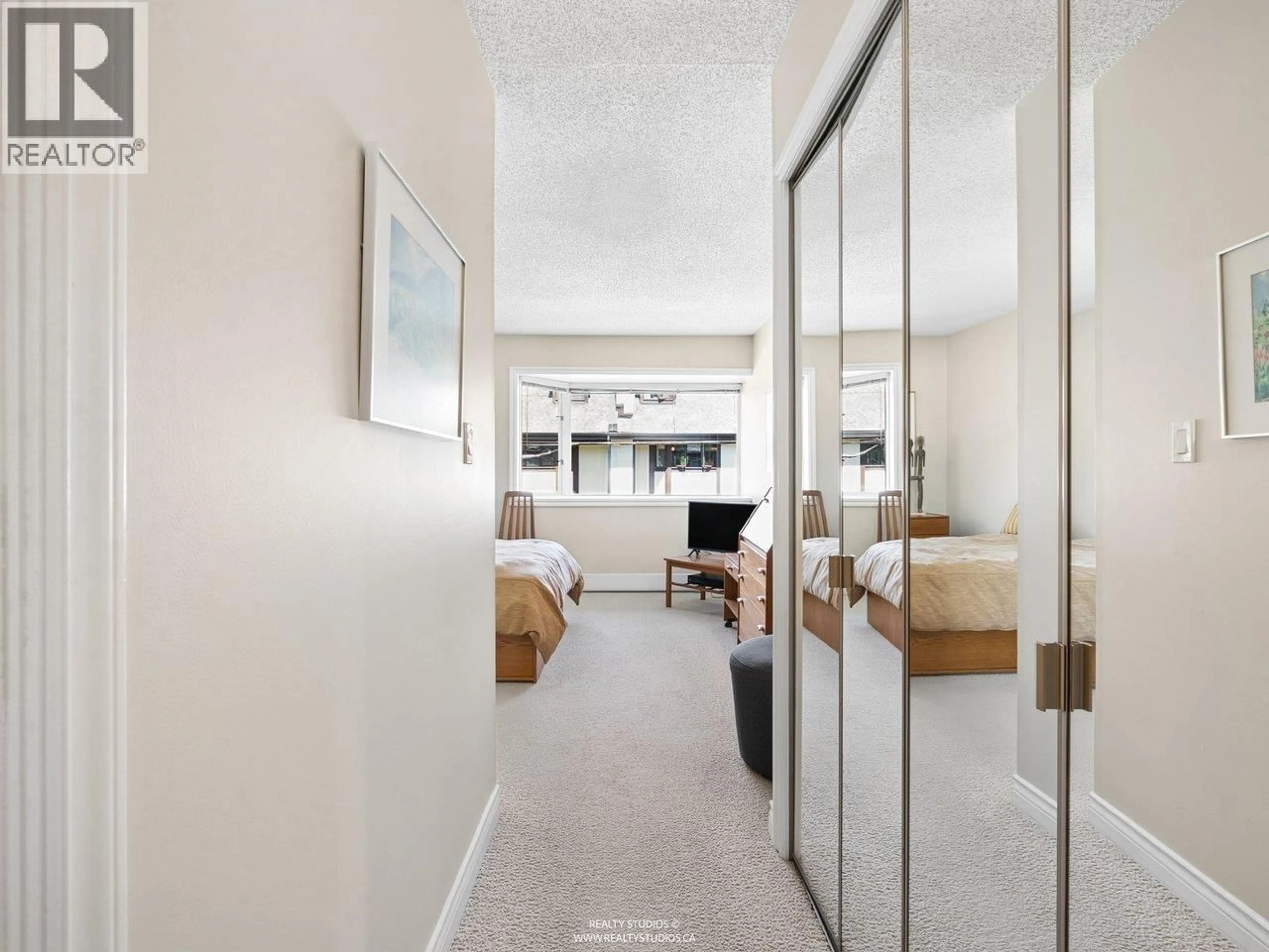 Indoor foyer for 2419 1ST AVENUE, Vancouver British Columbia V6K1G5