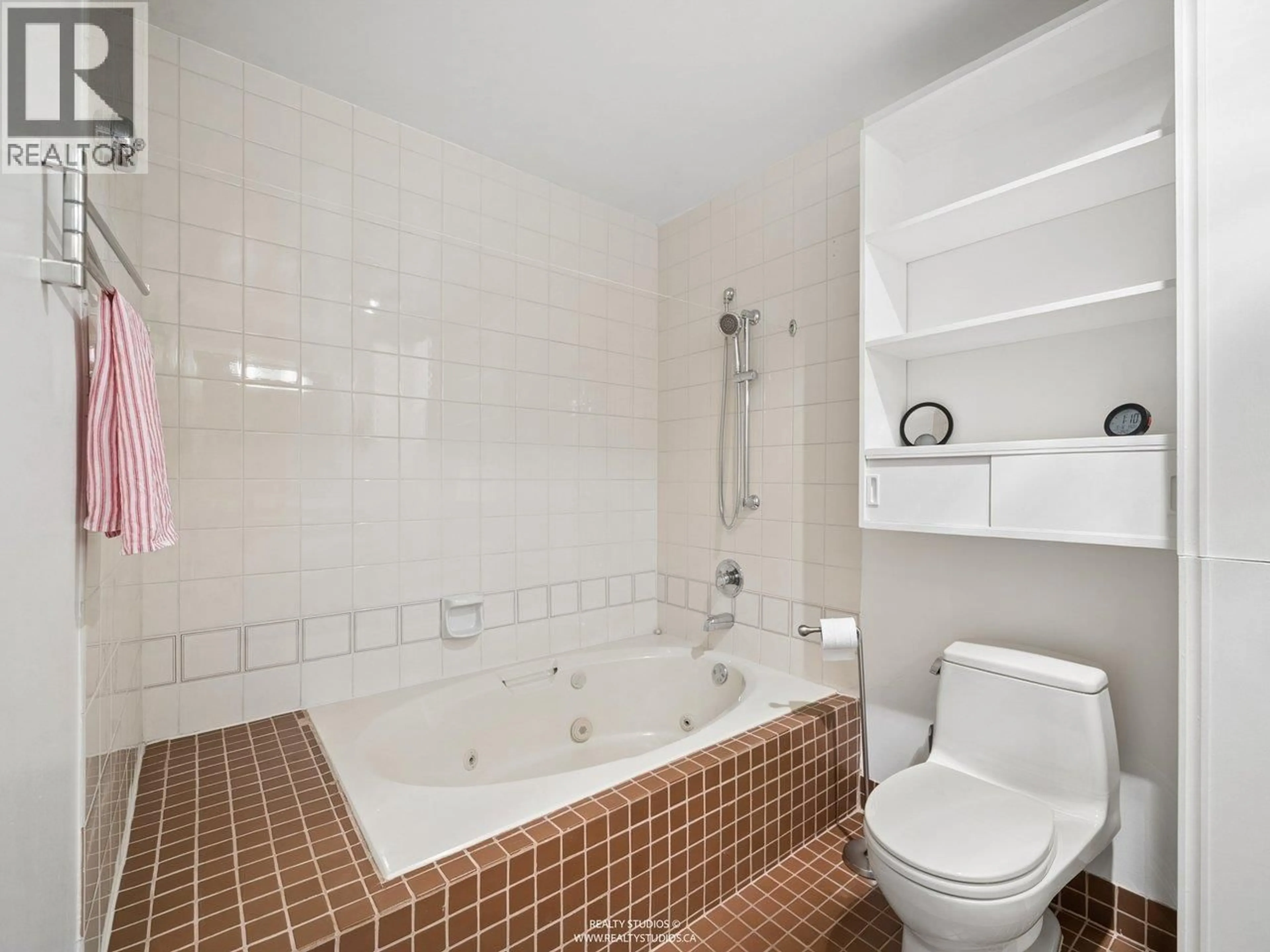 Standard bathroom, ceramic/tile floor for 2419 1ST AVENUE, Vancouver British Columbia V6K1G5