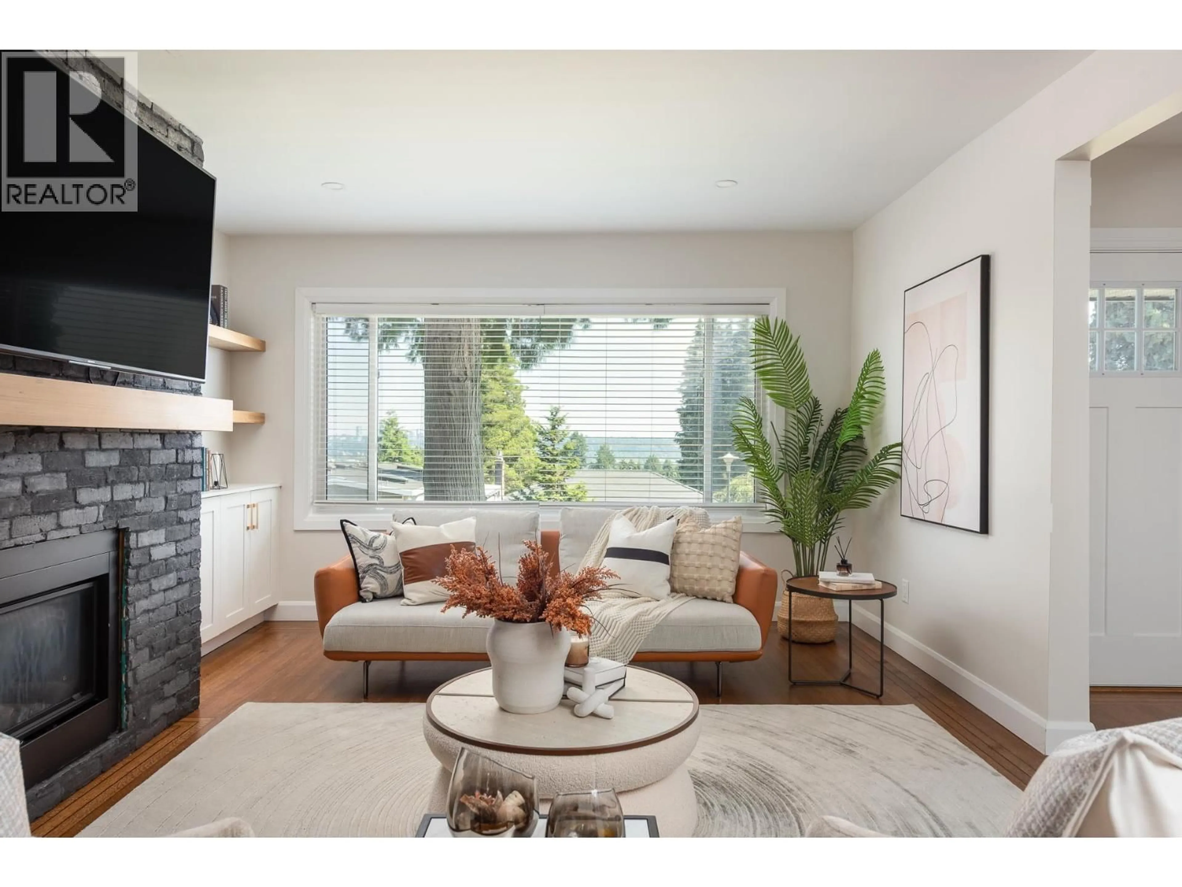 Living room with furniture, unknown for 205 DURHAM STREET, New Westminster British Columbia V3L4J2
