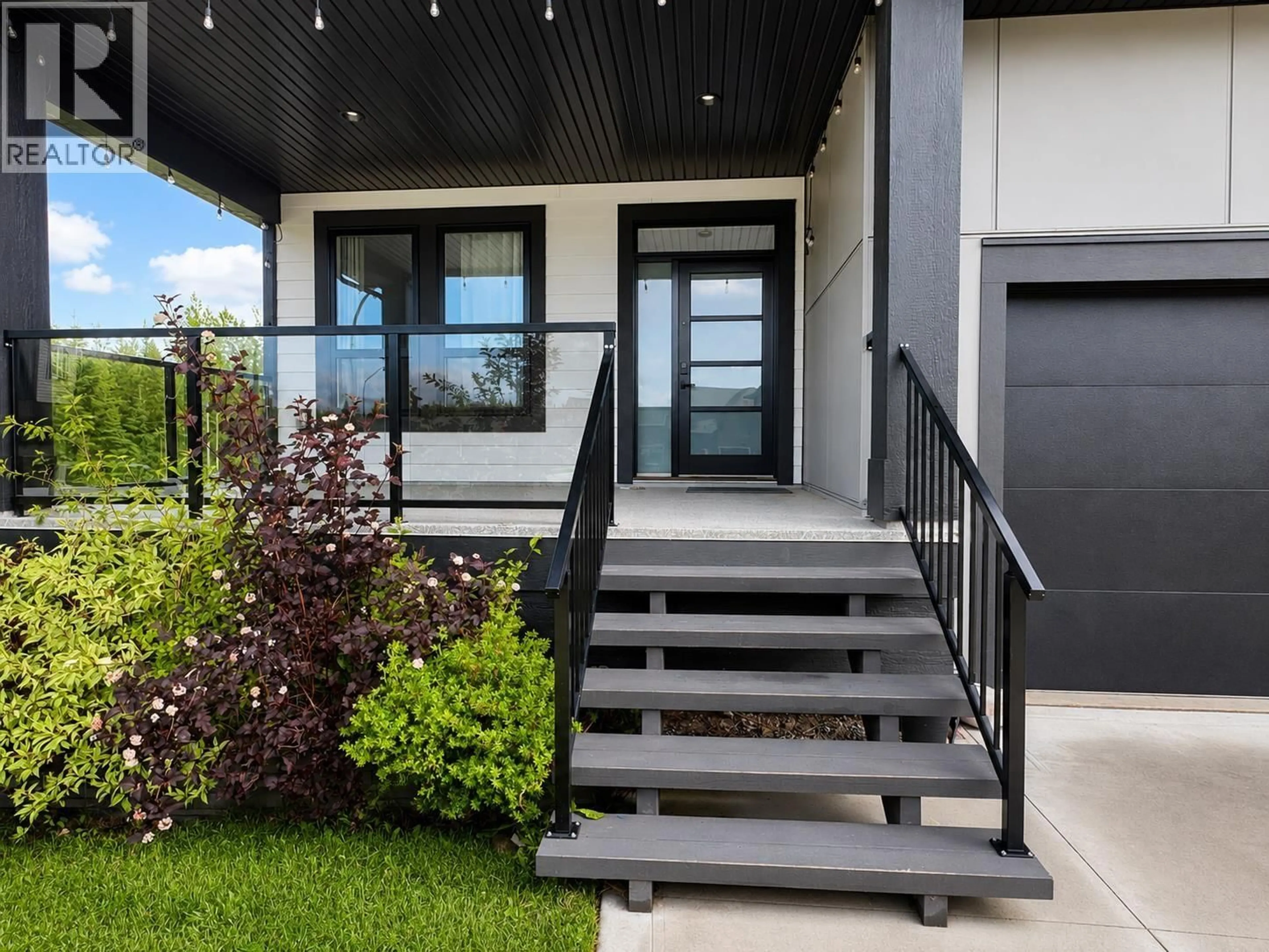 Home with vinyl exterior material, street for 3731 PARKVIEW CRESCENT, Prince George British Columbia V2N0E7