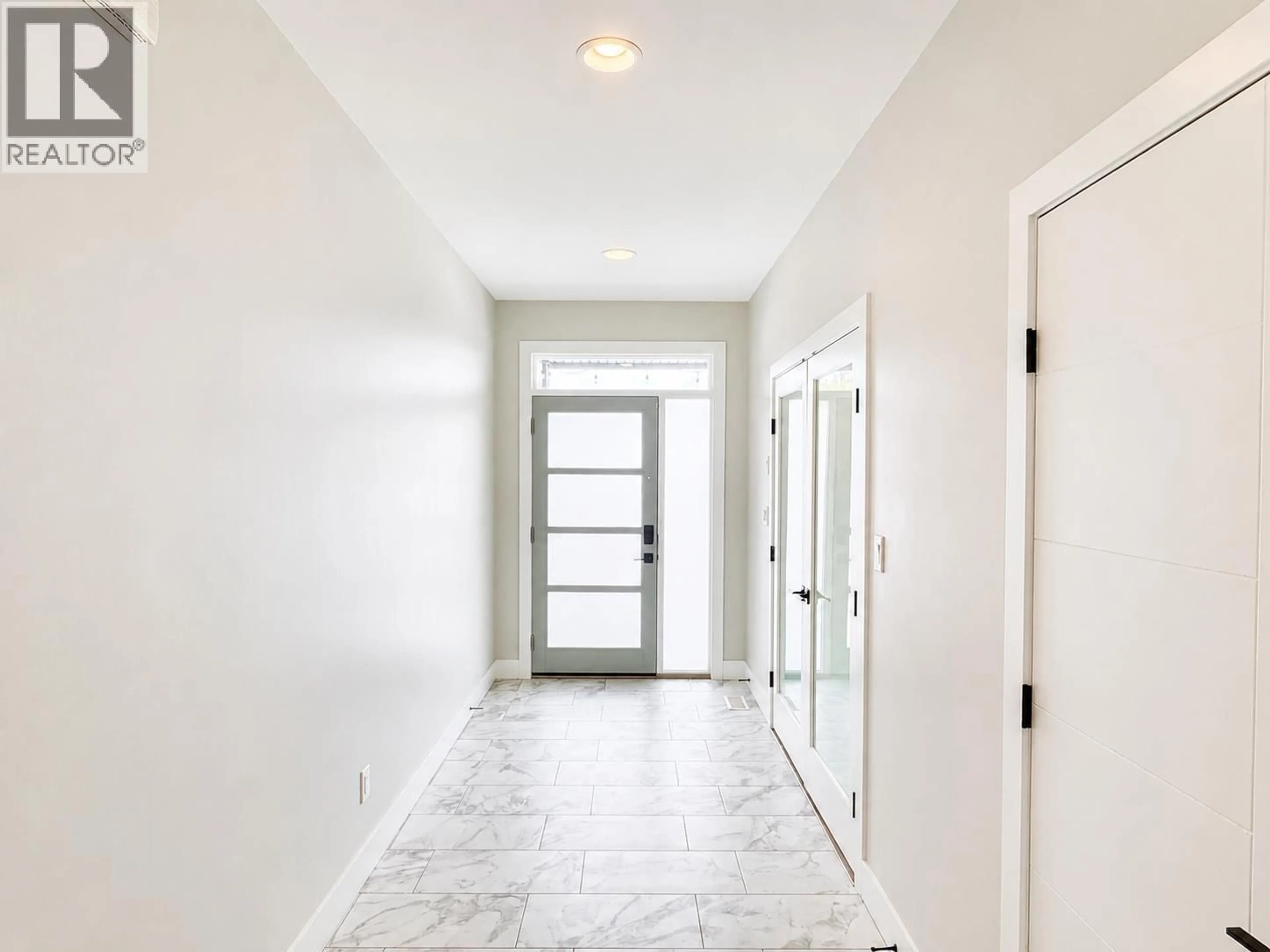 Indoor entryway for 3731 PARKVIEW CRESCENT, Prince George British Columbia V2N0E7