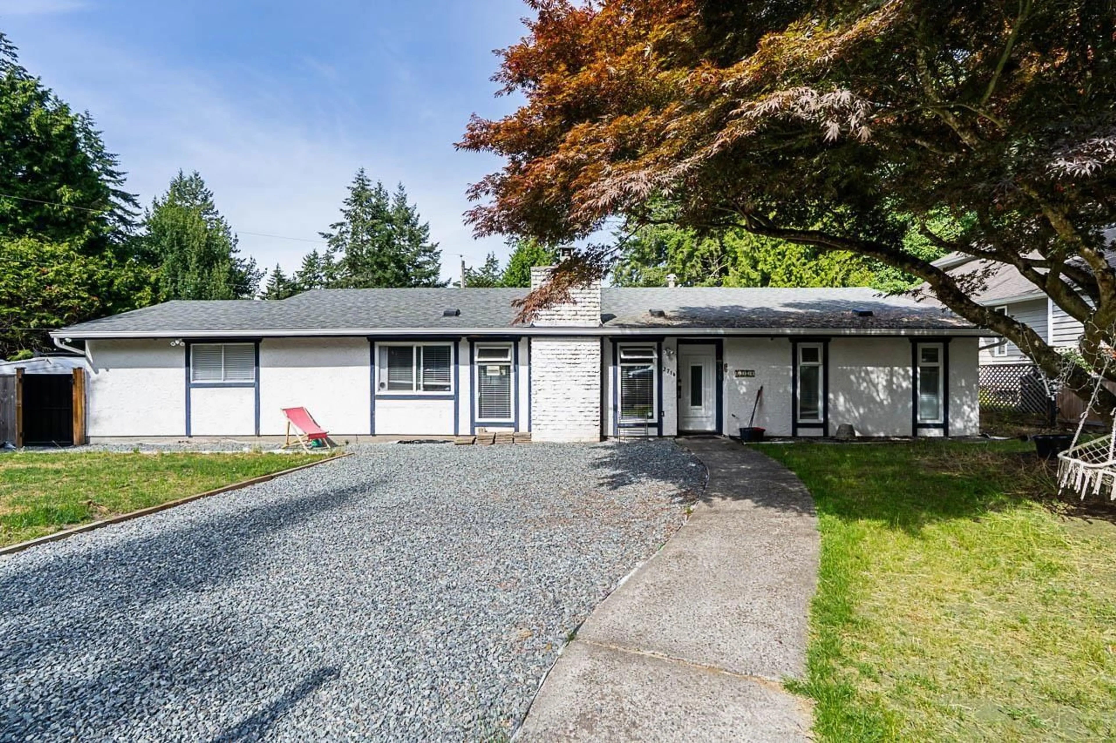 Home with vinyl exterior material, street for 2714 PARKWAY DRIVE, Surrey British Columbia V4P1E8