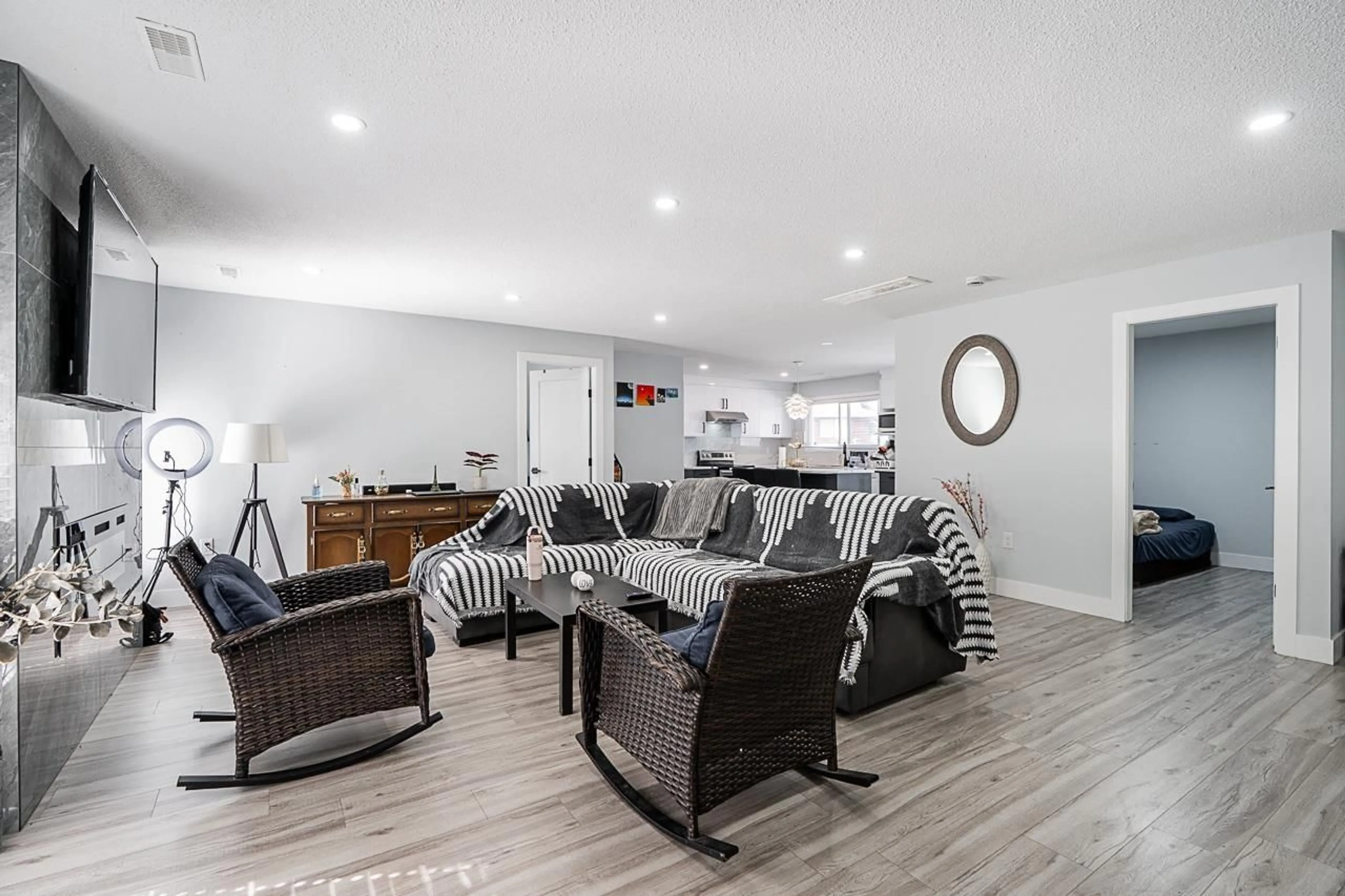 Living room with furniture, wood/laminate floor for 2714 PARKWAY DRIVE, Surrey British Columbia V4P1E8