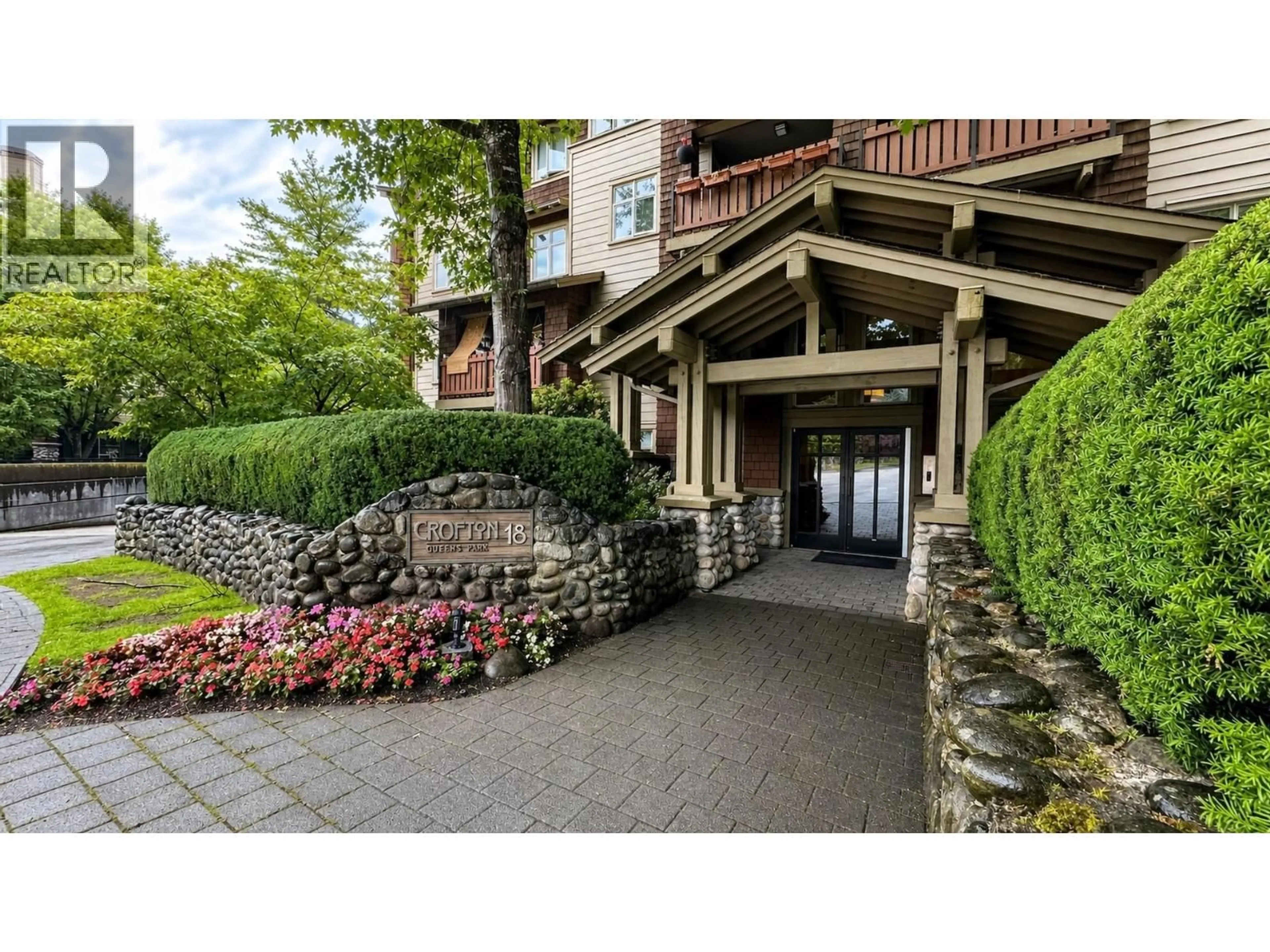 Indoor foyer for 205 - 18 SMOKEY SMITH PLACE, New Westminster British Columbia V3L5V3