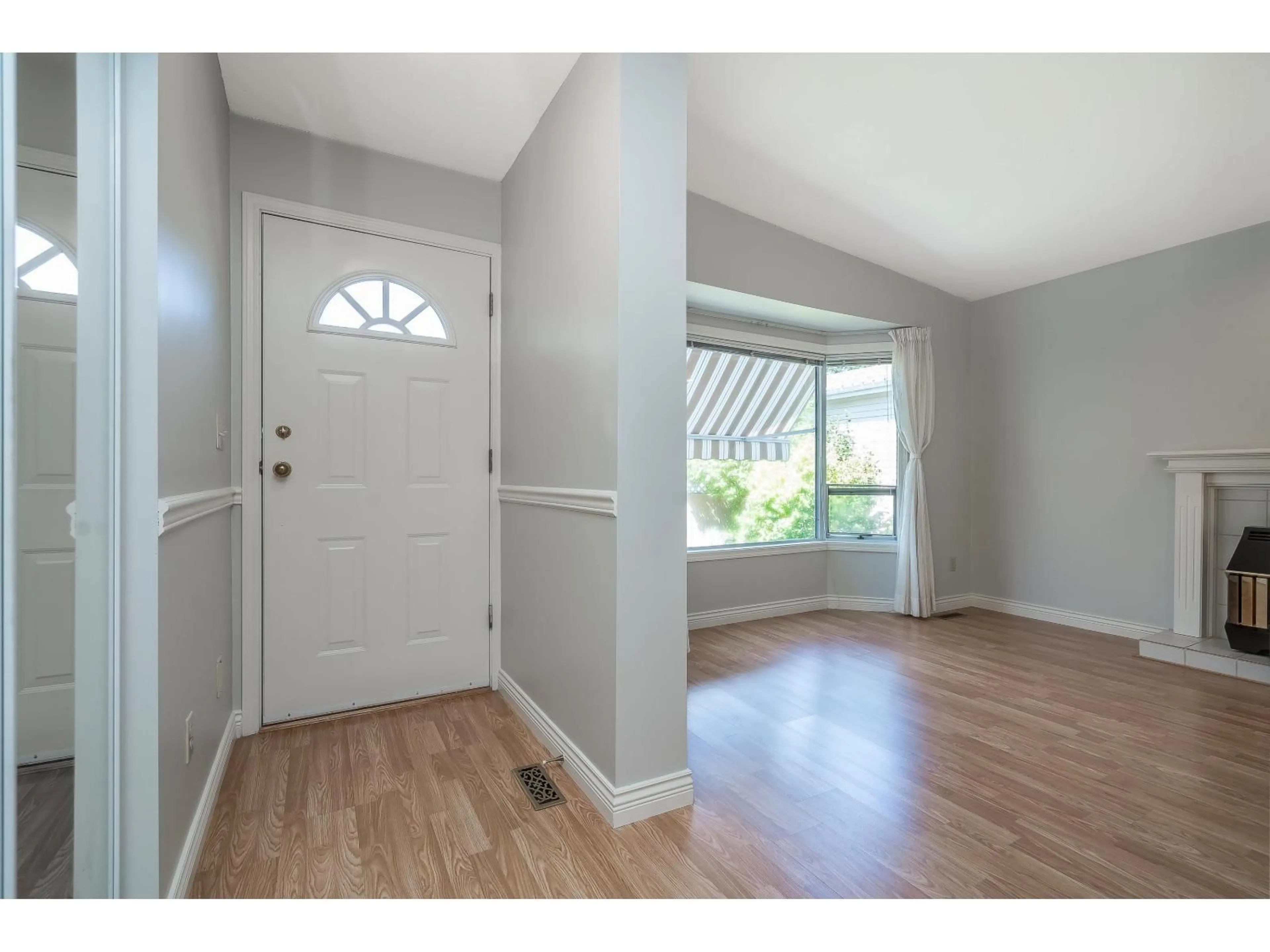 Indoor entryway for 56 - 1400 164 STREET, Surrey British Columbia V4A8V7