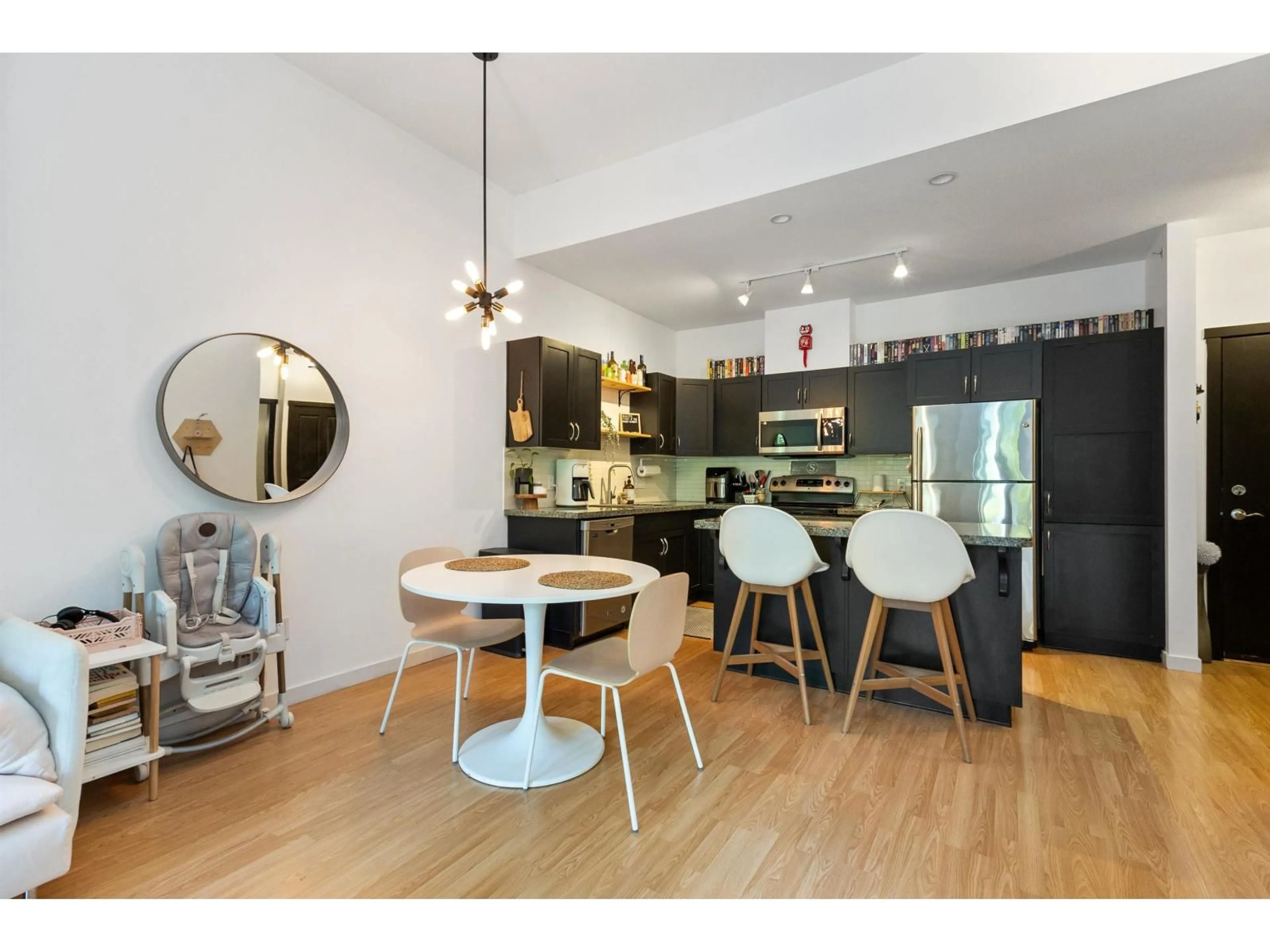 Open concept kitchen, wood/laminate floor for 406 - 33338 BOURQUIN STREET EAST, Abbotsford British Columbia V2S1Y1