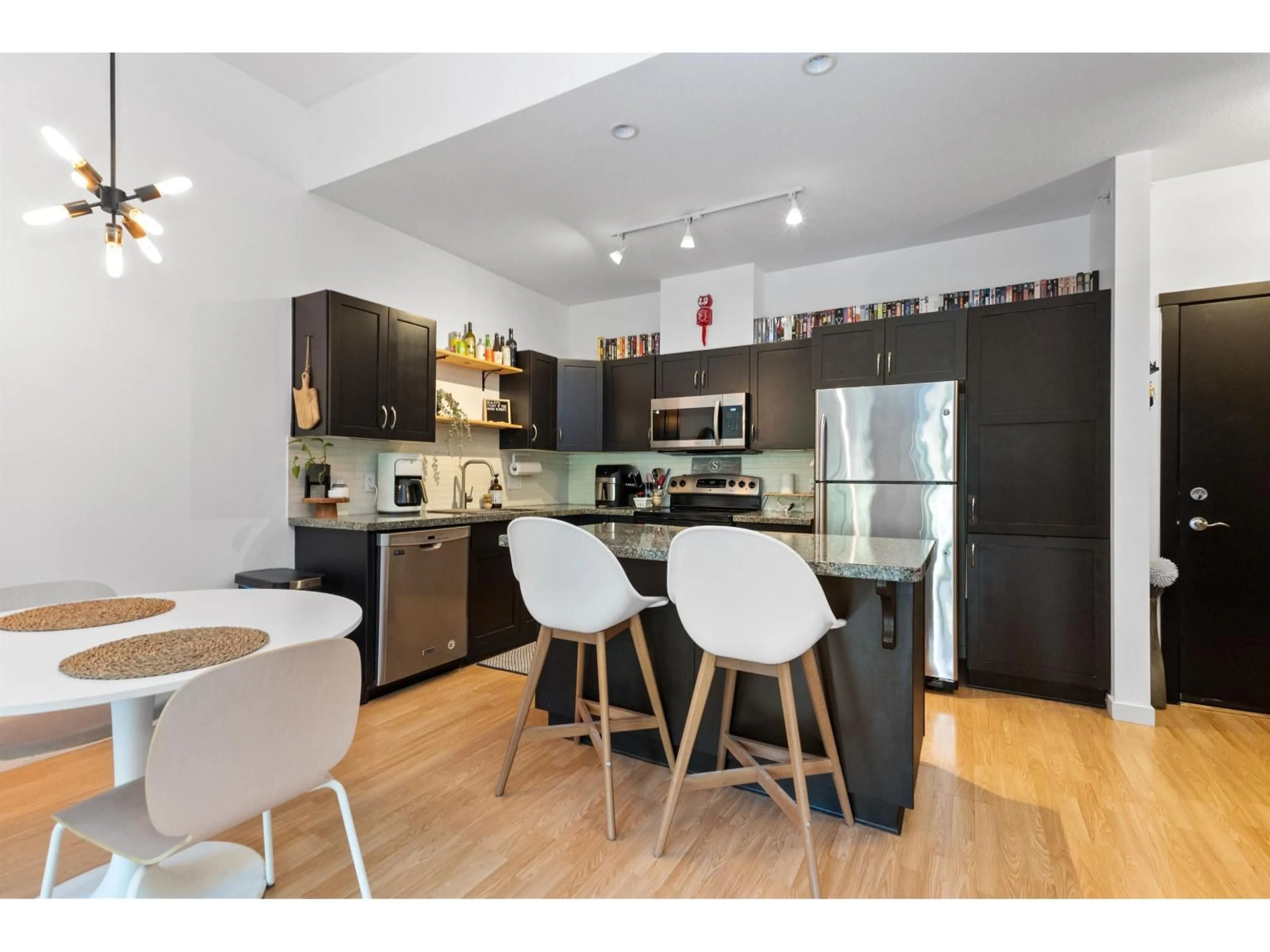 Open concept kitchen, wood/laminate floor for 406 - 33338 BOURQUIN STREET EAST, Abbotsford British Columbia V2S1Y1