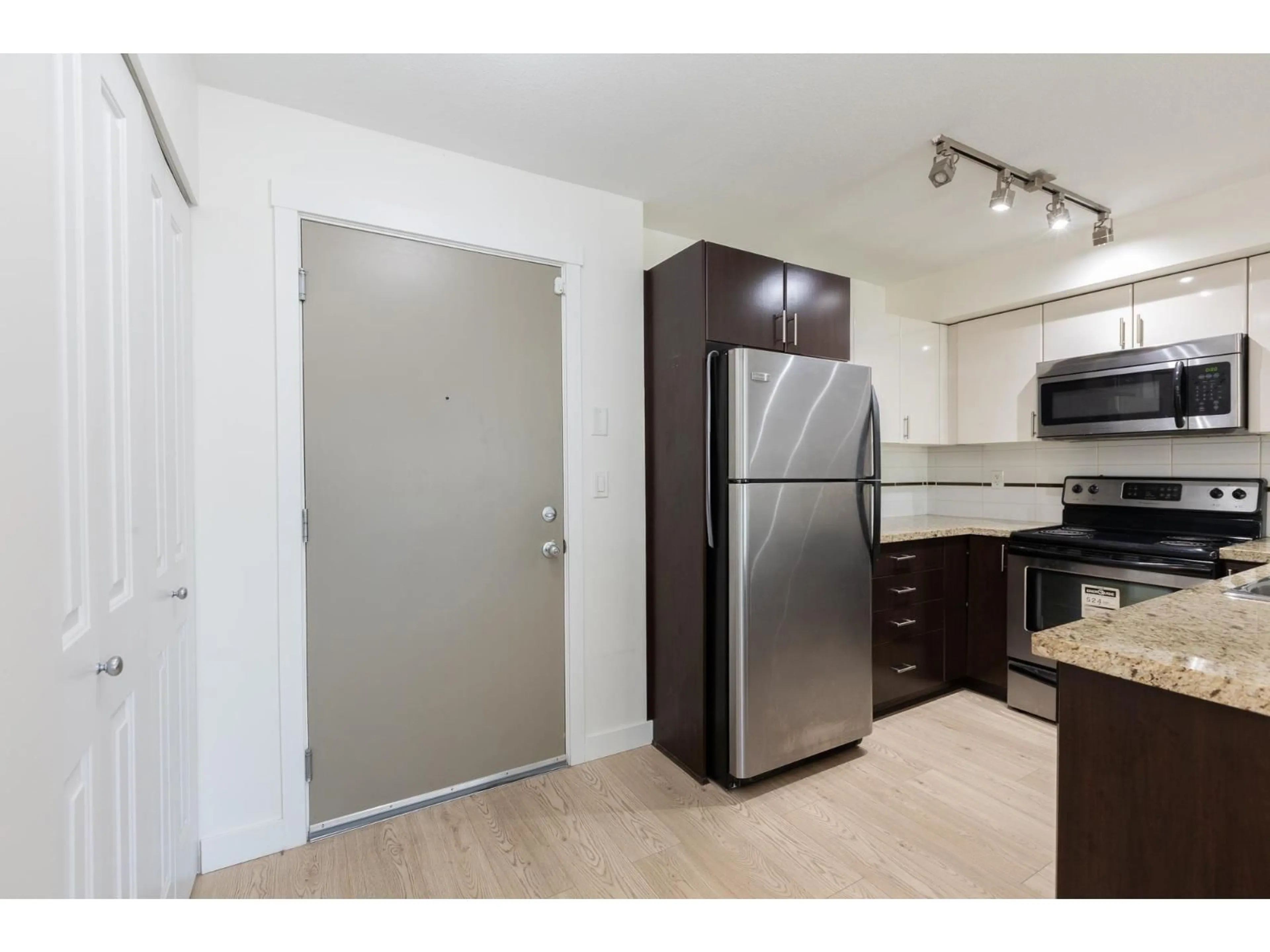 Standard kitchen, unknown for 202 - 14960 102A AVENUE, Surrey British Columbia V3R6A3