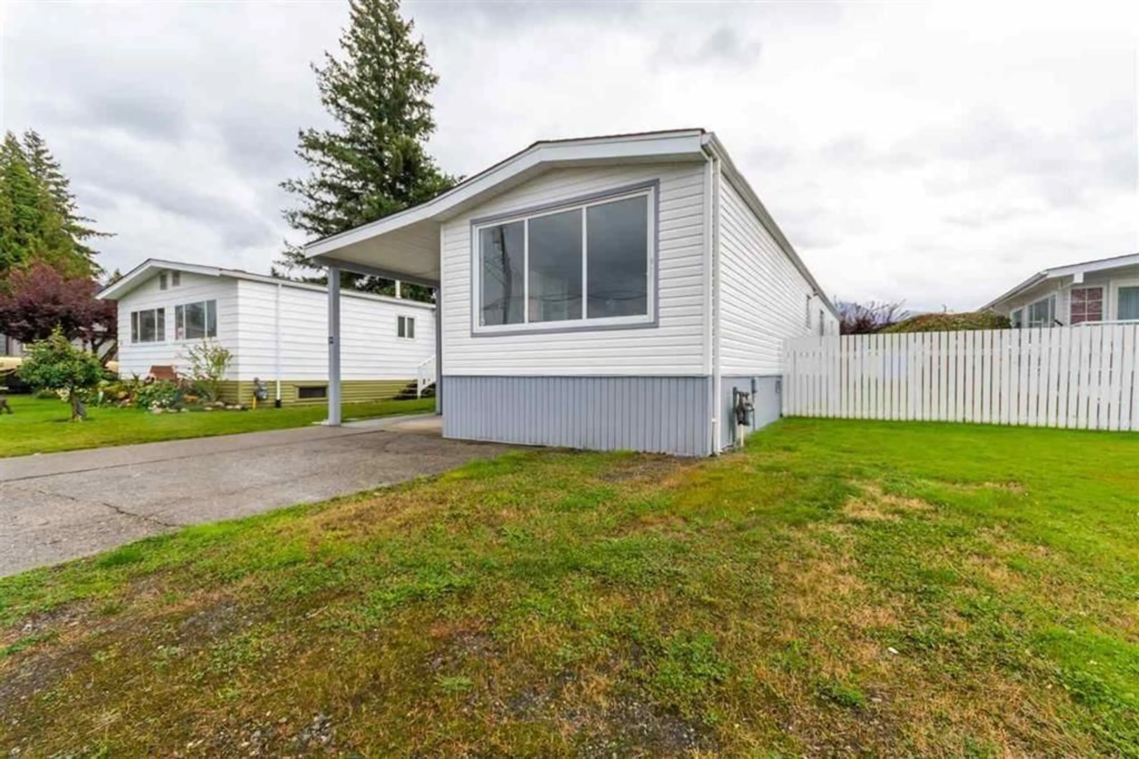 Home with vinyl exterior material, street for 52 - 6338 VEDDER ROAD, Chilliwack British Columbia V2R3R3