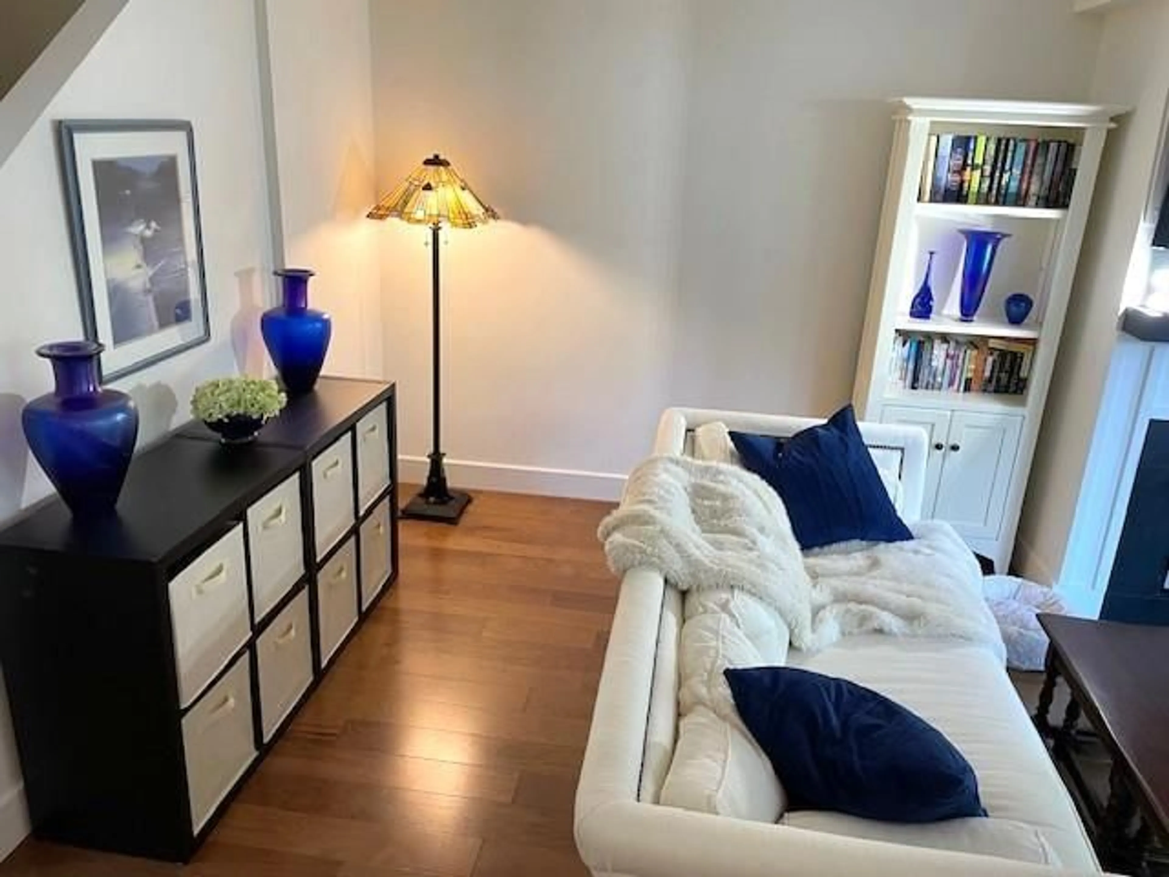 Living room with furniture, wood/laminate floor for 15863 ALDER PLACE, Surrey British Columbia V4A5J1