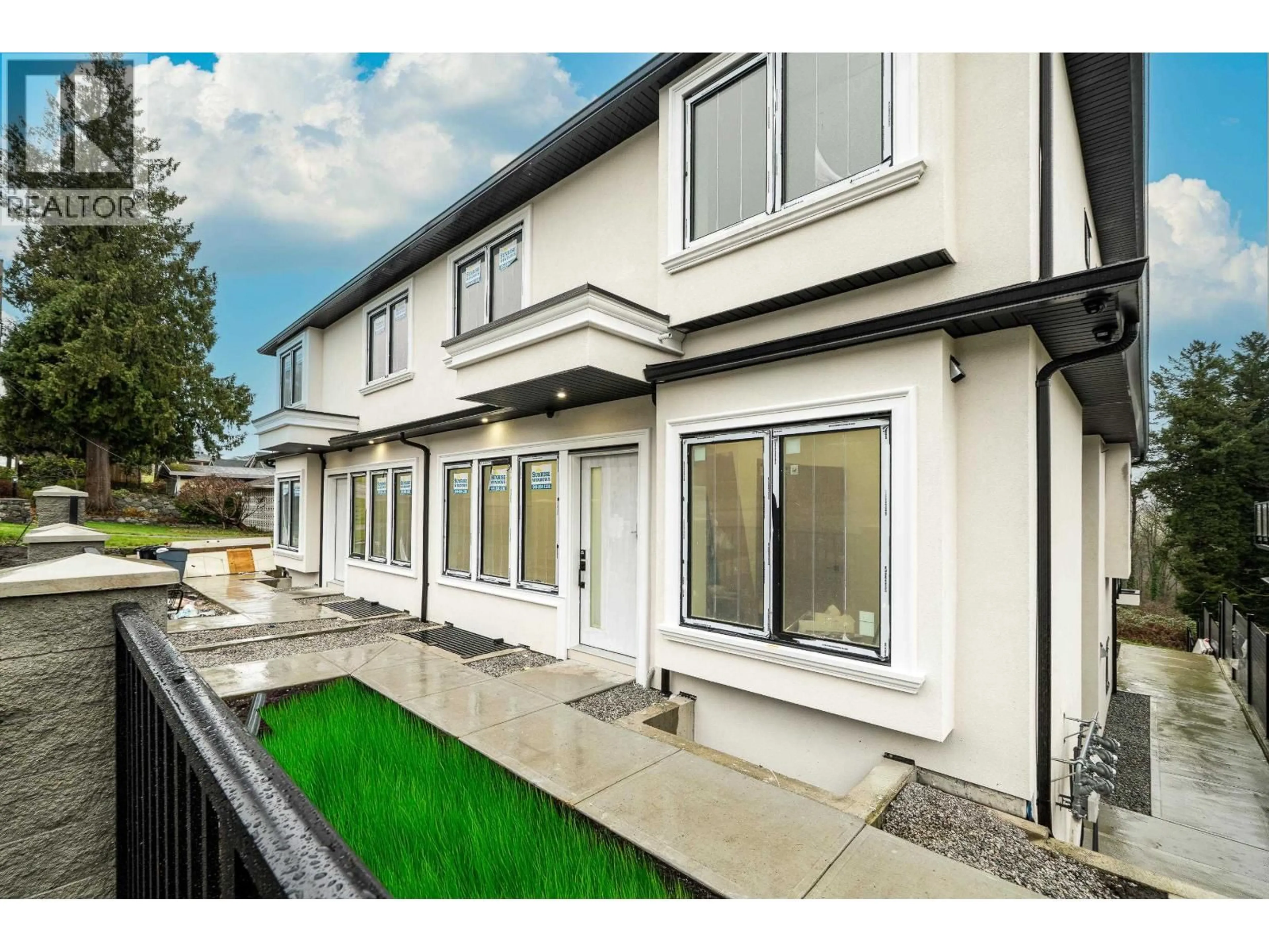 A pic from outside/outdoor area/front of a property/back of a property/a pic from drone, unknown for 1 - 5091 BUXTON STREET, Burnaby British Columbia V5H1J7