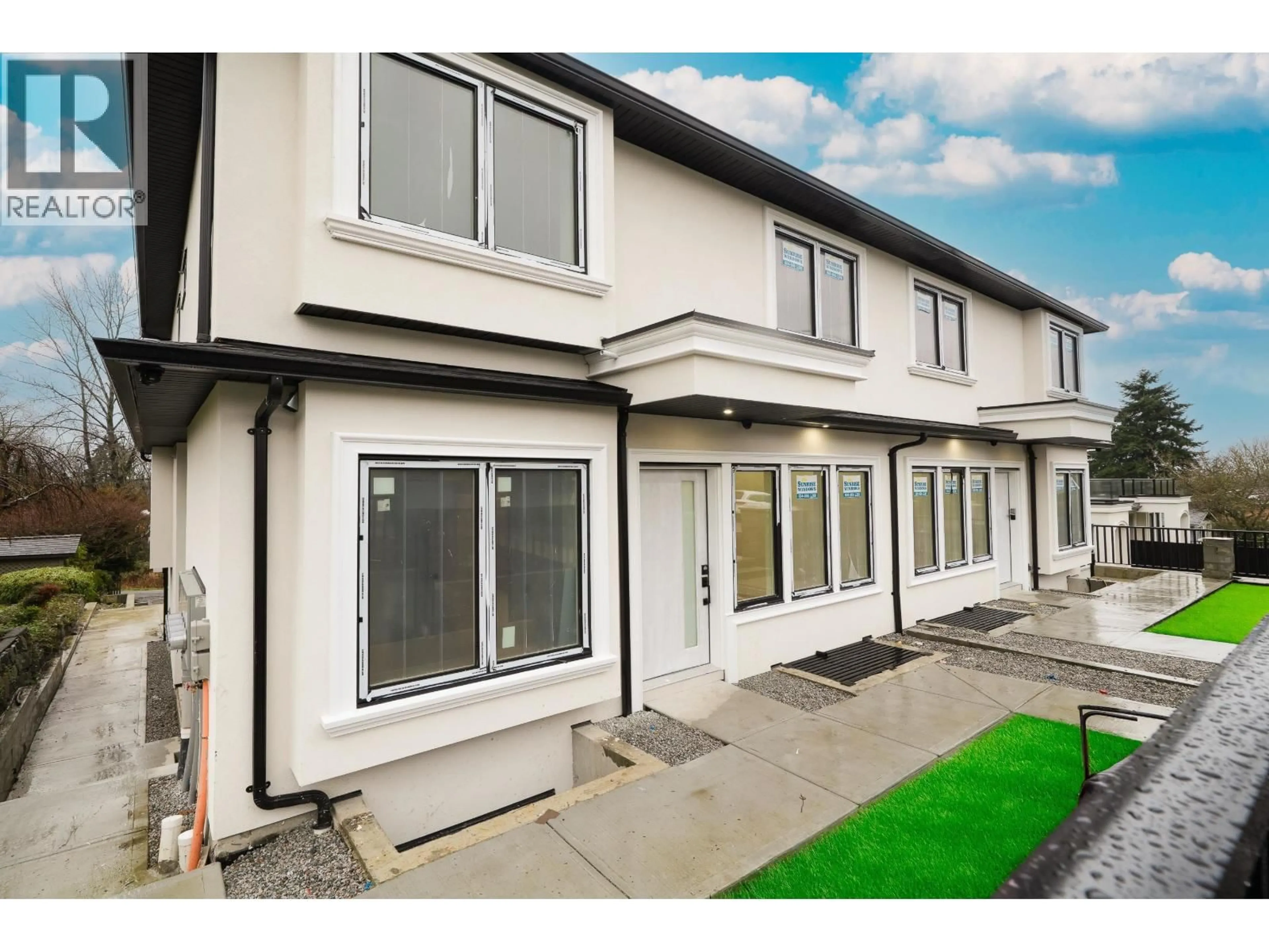 A pic from outside/outdoor area/front of a property/back of a property/a pic from drone, building for 1 - 5091 BUXTON STREET, Burnaby British Columbia V5H1J7