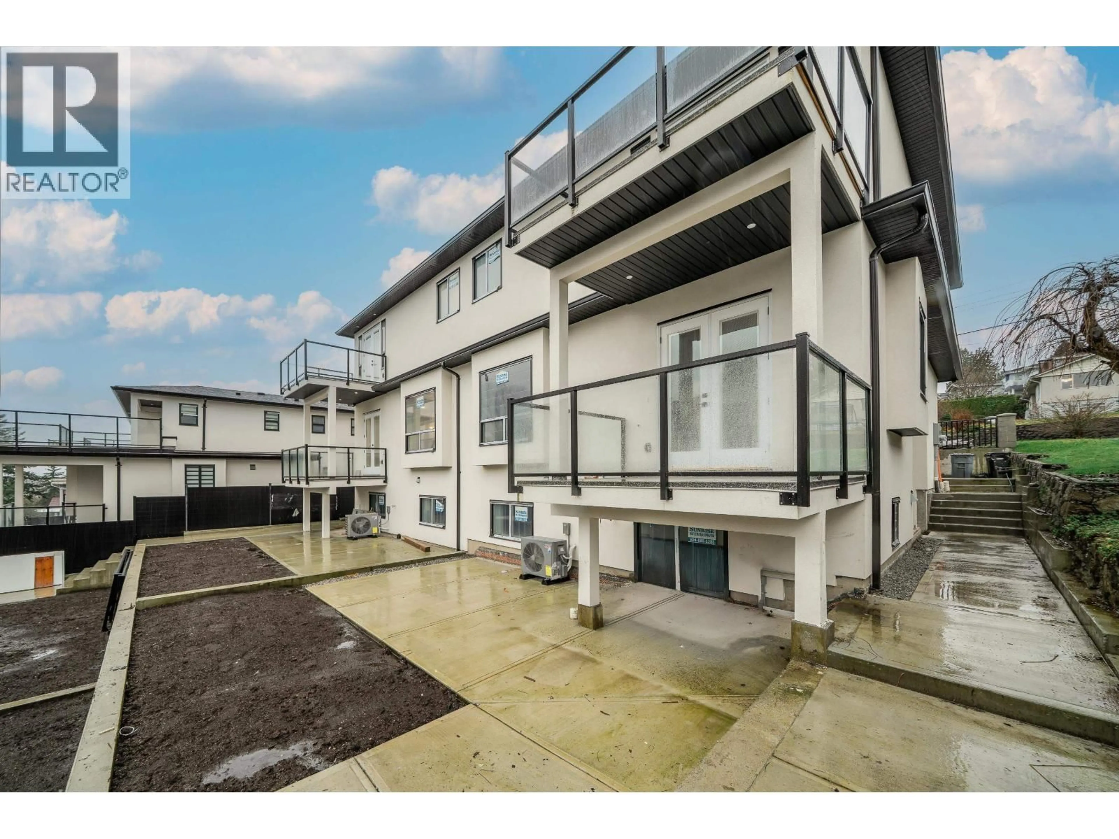 A pic from outside/outdoor area/front of a property/back of a property/a pic from drone, unknown for 1 - 5091 BUXTON STREET, Burnaby British Columbia V5H1J7