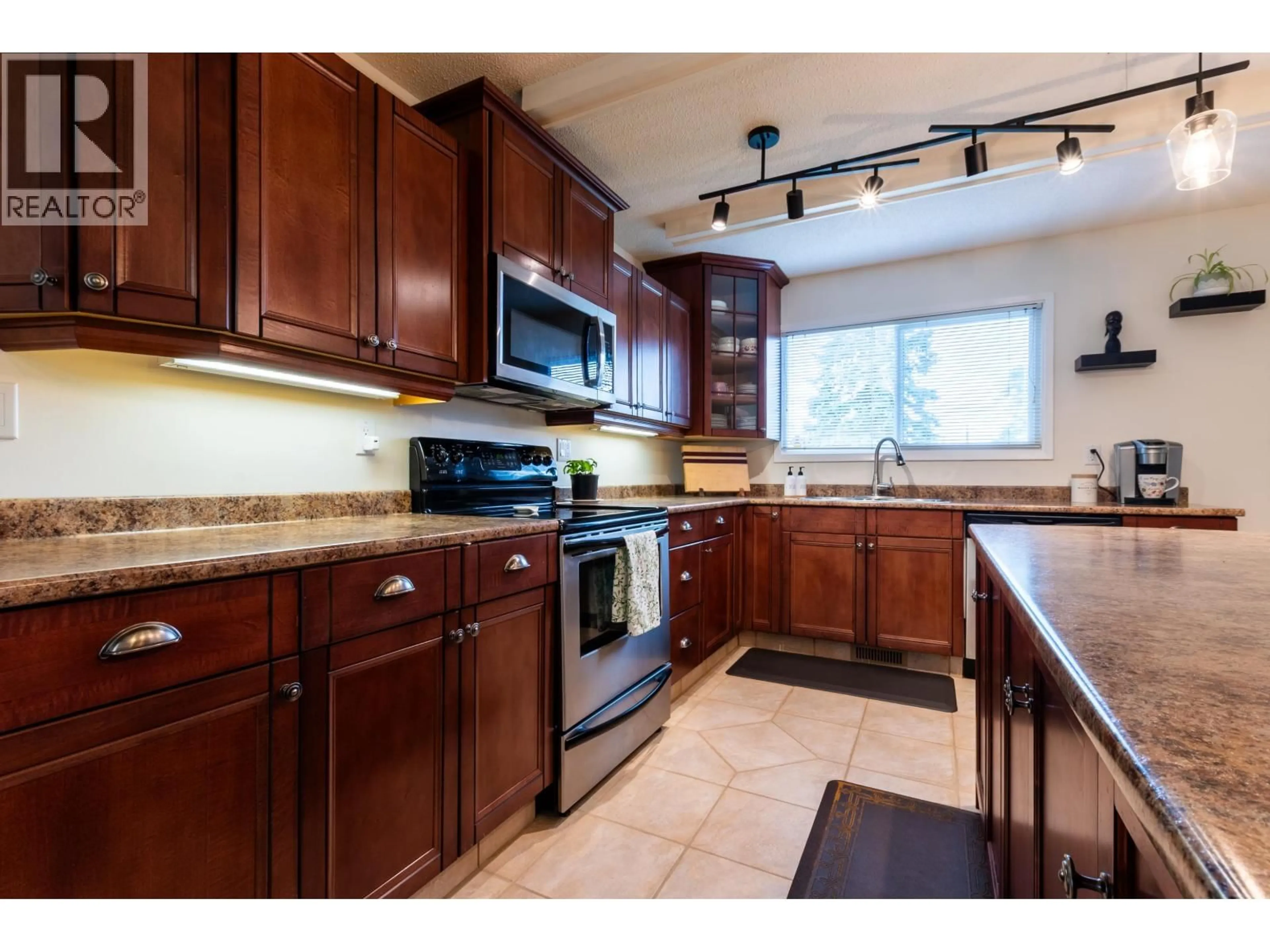 Standard kitchen, ceramic/tile floor for 1625 GILLETT STREET, Prince George British Columbia V2M2V5