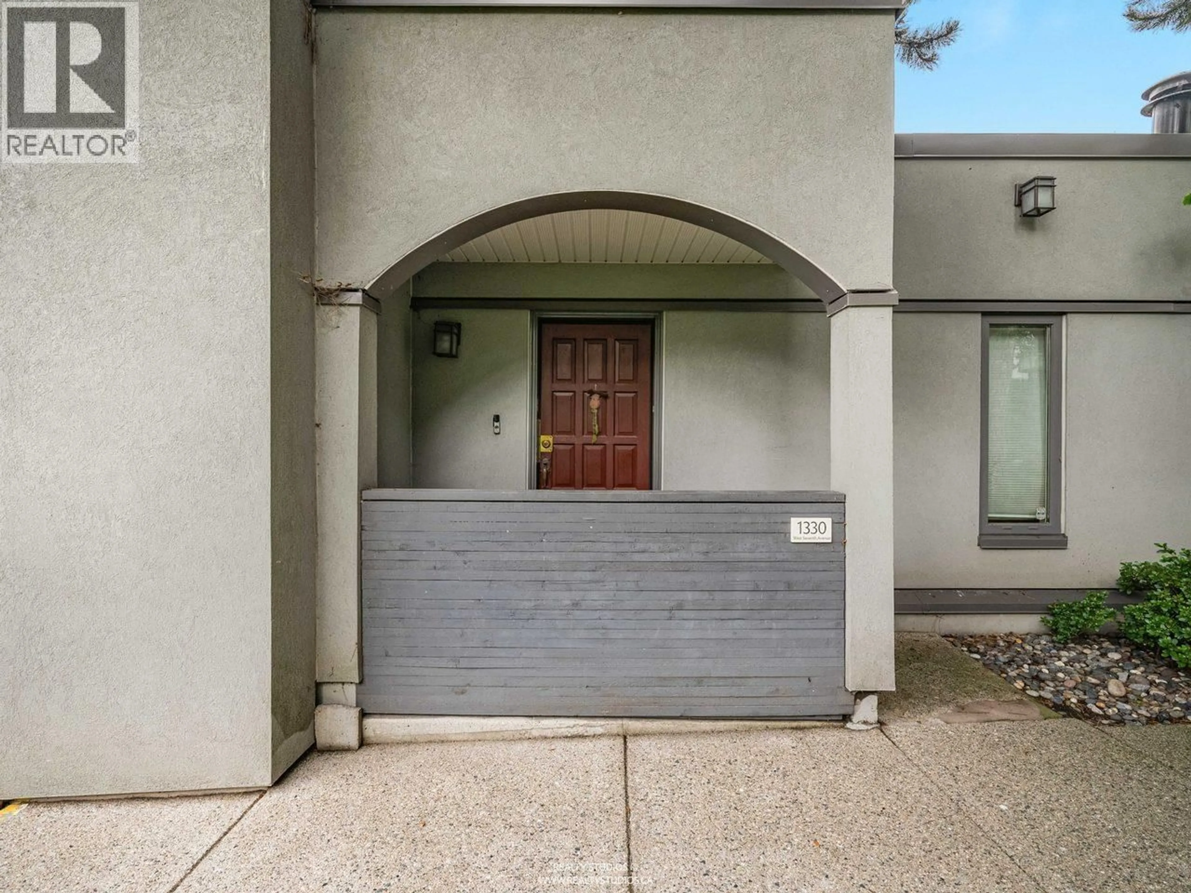 Indoor entryway for 1330 7TH AVENUE, Vancouver British Columbia V6H3W5