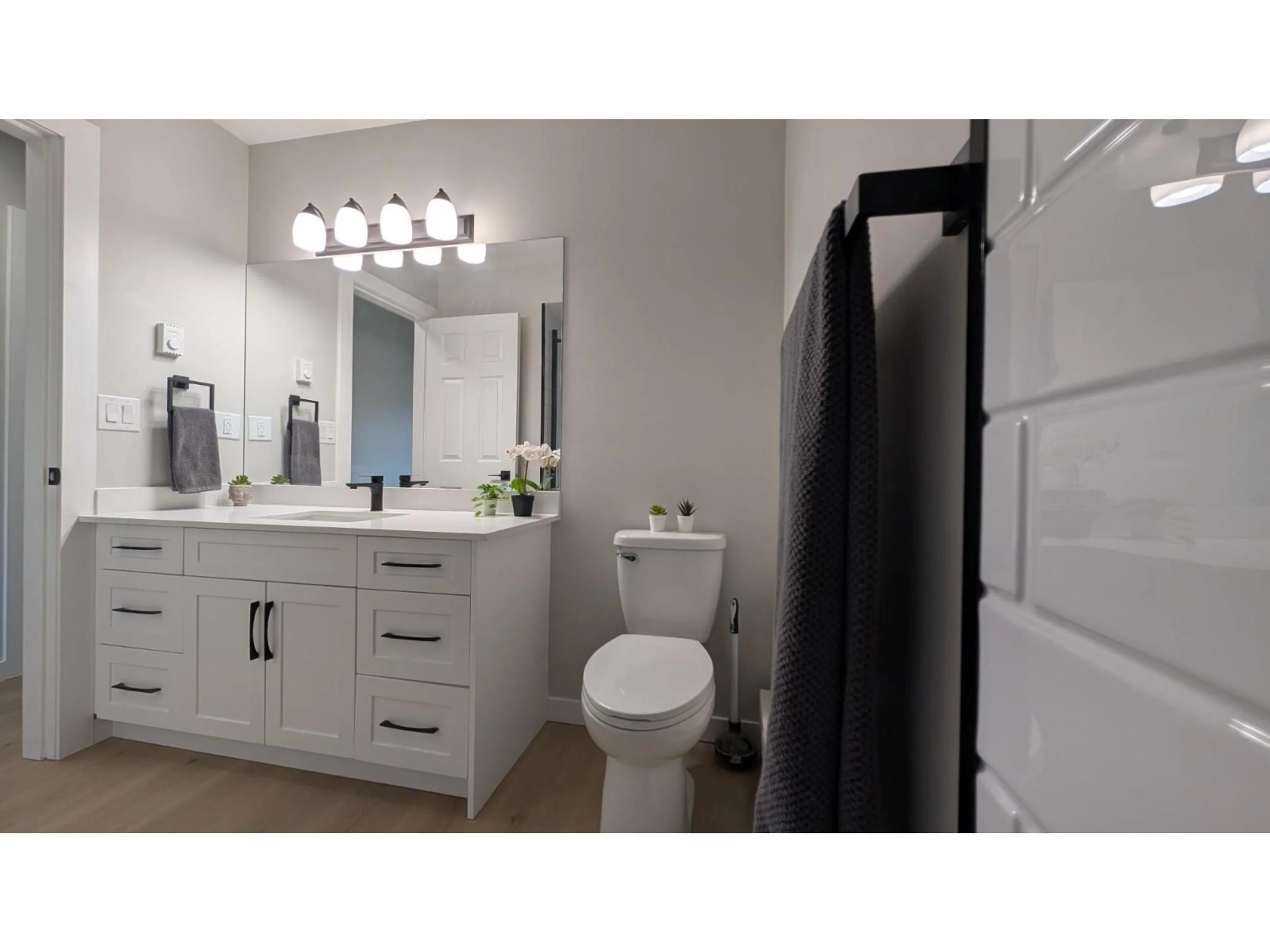 Contemporary bathroom, ceramic/tile floor for 40 - 32959 GEORGE FERGUSON WAY, Abbotsford British Columbia V2S7W9