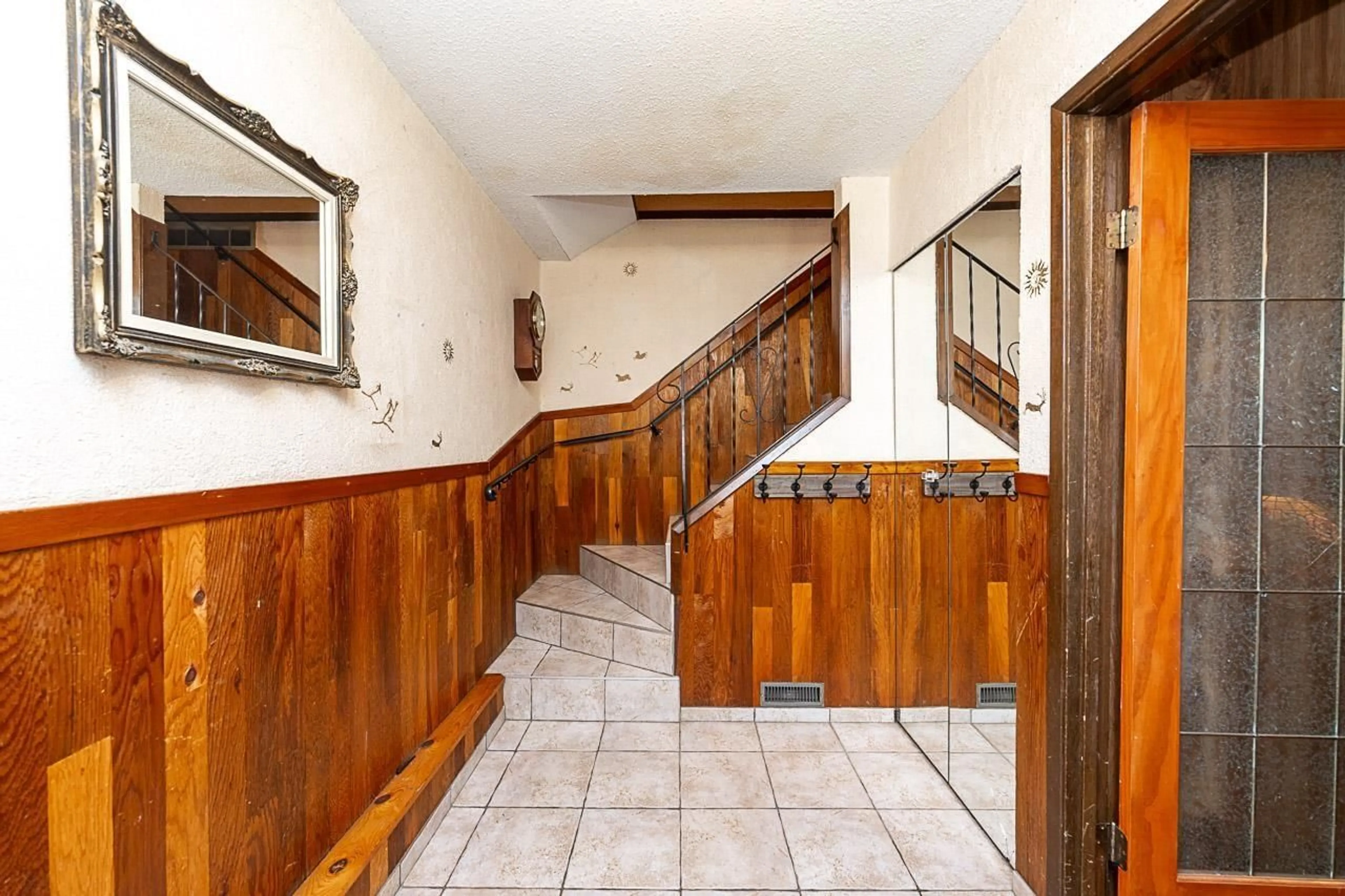 Indoor foyer for 6485 133A STREET, Surrey British Columbia V3W7E2