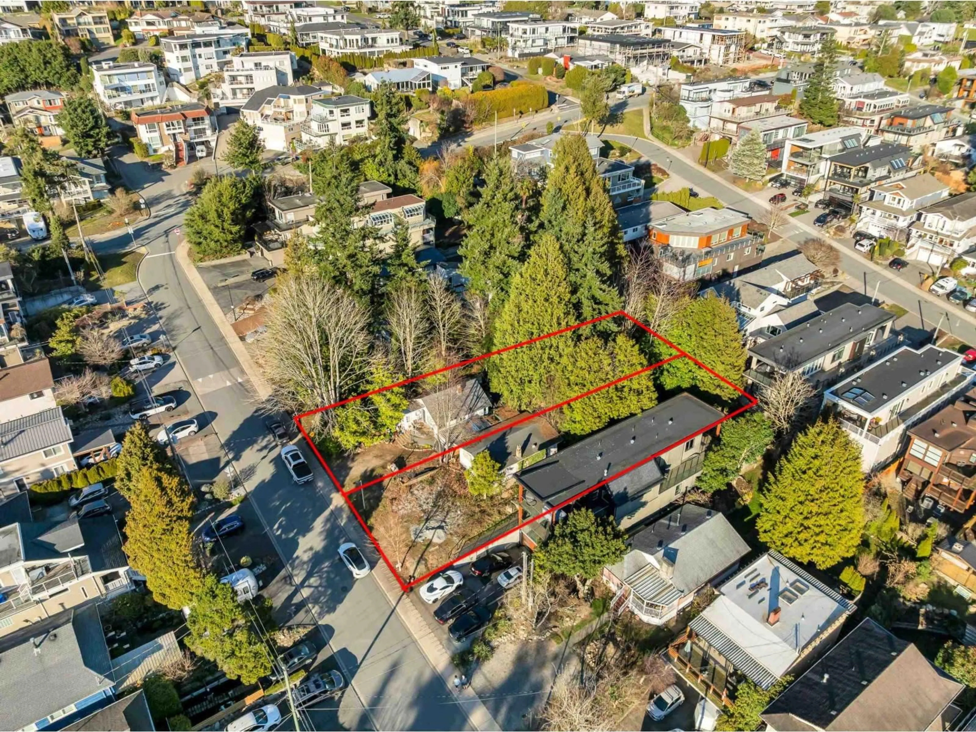 A pic from outside/outdoor area/front of a property/back of a property/a pic from drone, street for 966 MAPLE STREET, White Rock British Columbia V4B4M5