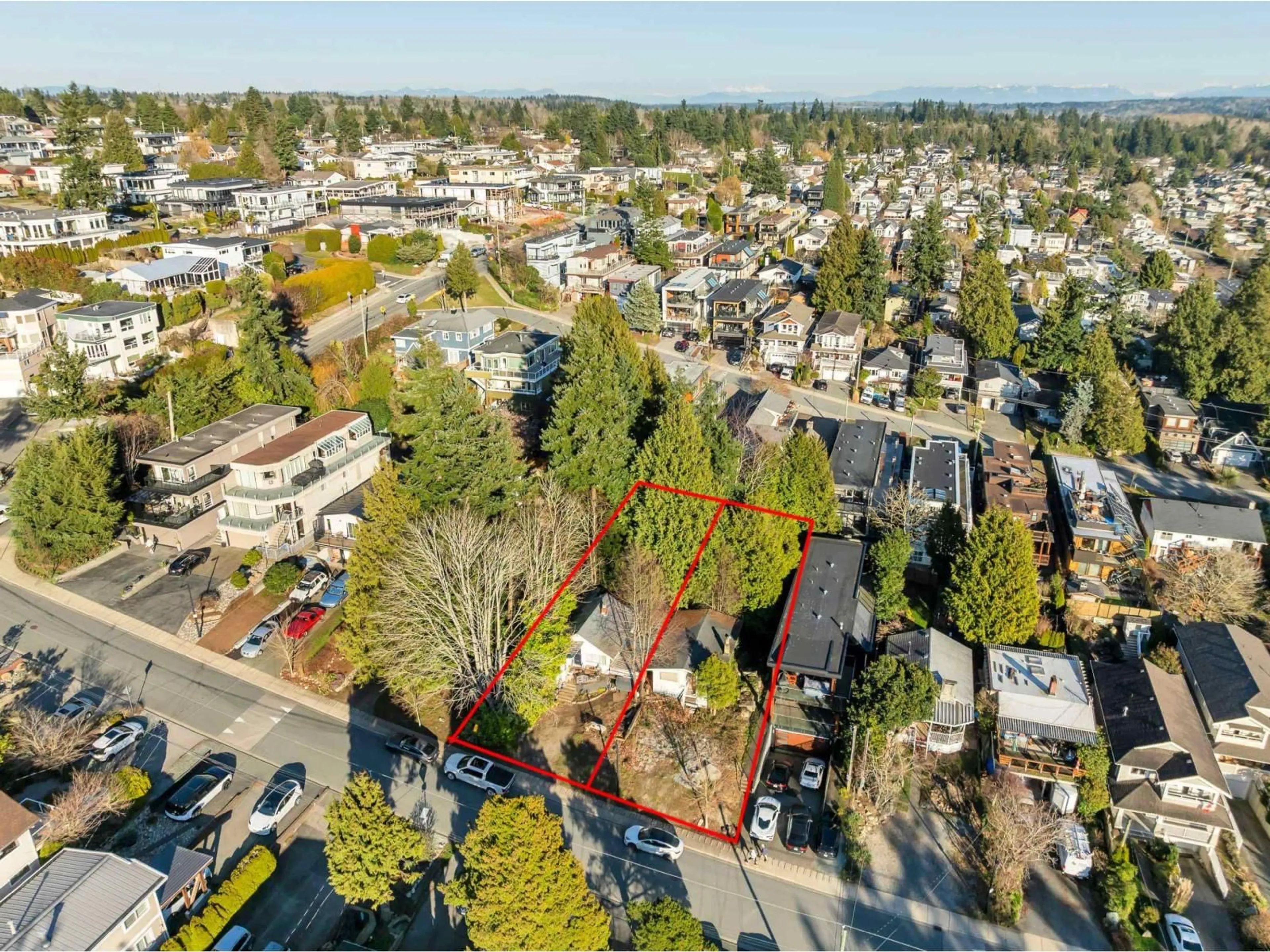 A pic from outside/outdoor area/front of a property/back of a property/a pic from drone, street for 966 MAPLE STREET, White Rock British Columbia V4B4M5
