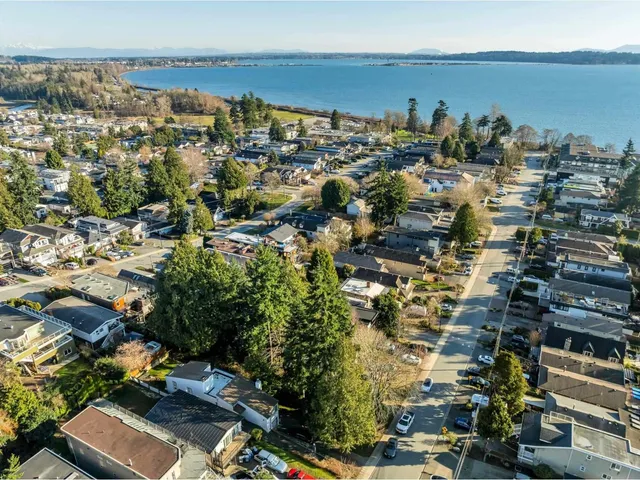 966 MAPLE STREET, White Rock 4