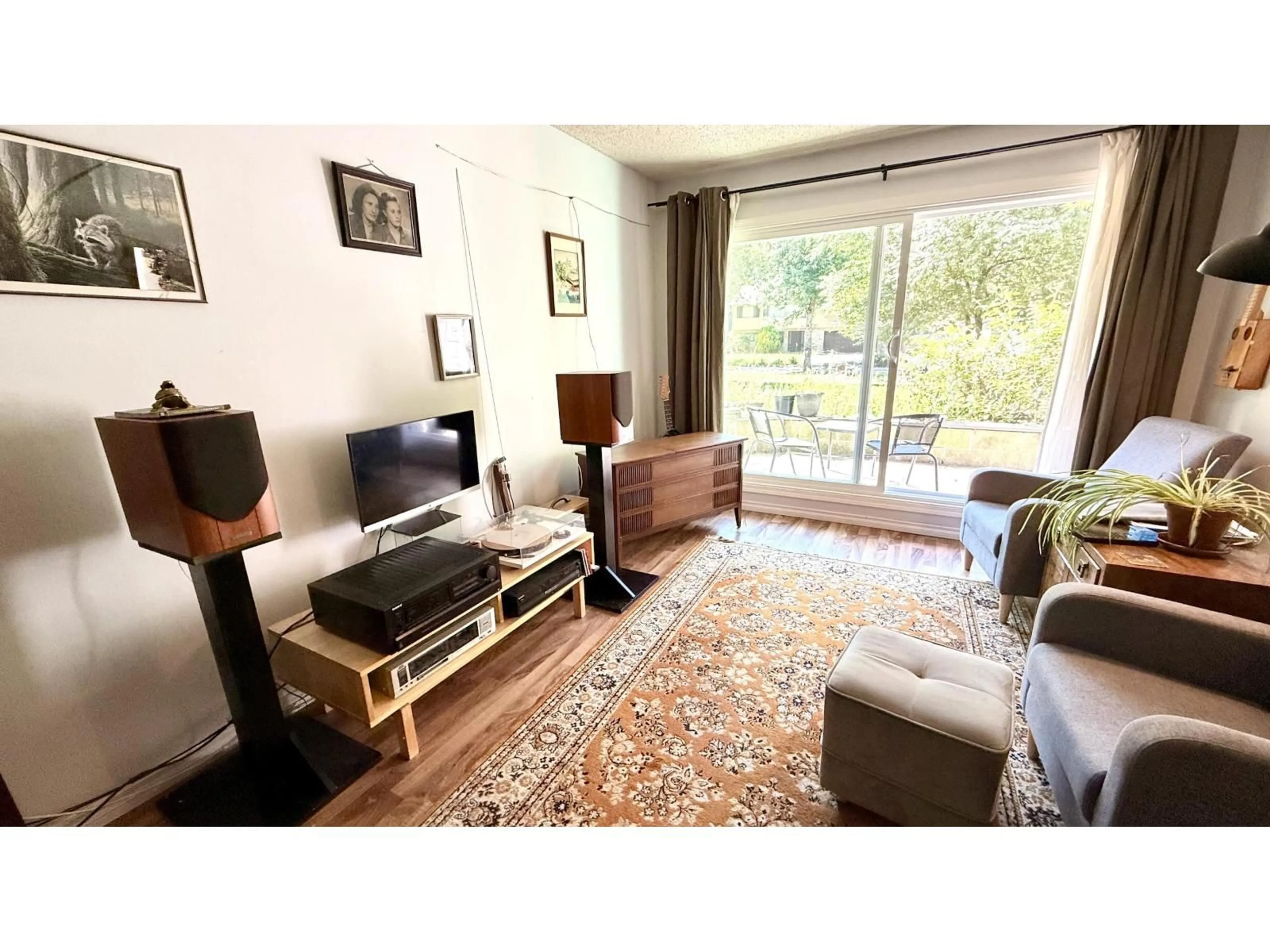 Living room with furniture, wood/laminate floor for 108 - 9952 149 STREET, Surrey British Columbia V3R7W7