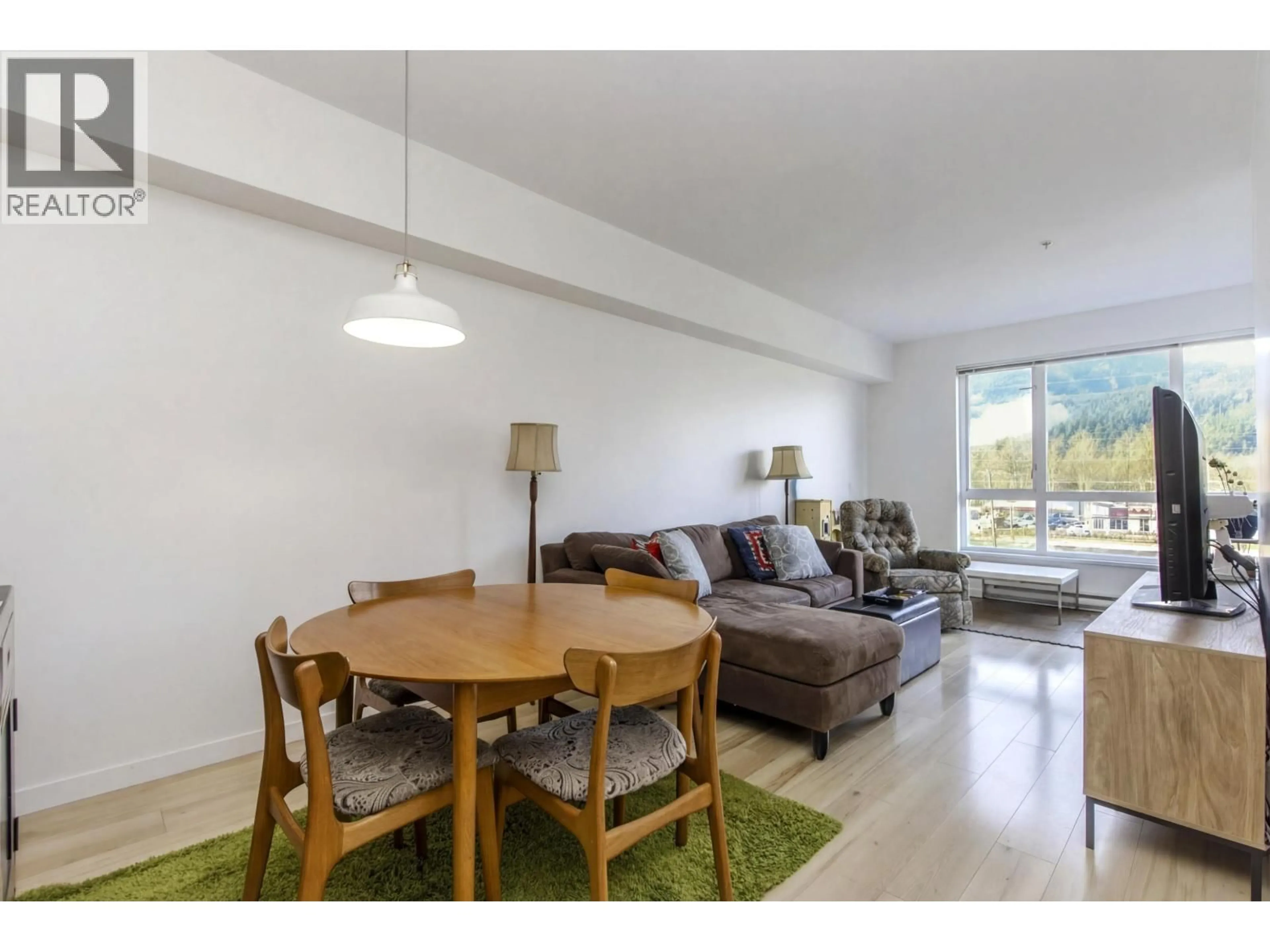 Living room with furniture, wood/laminate floor for 327 - 40437 TANTALUS ROAD, Squamish British Columbia V0N1T0
