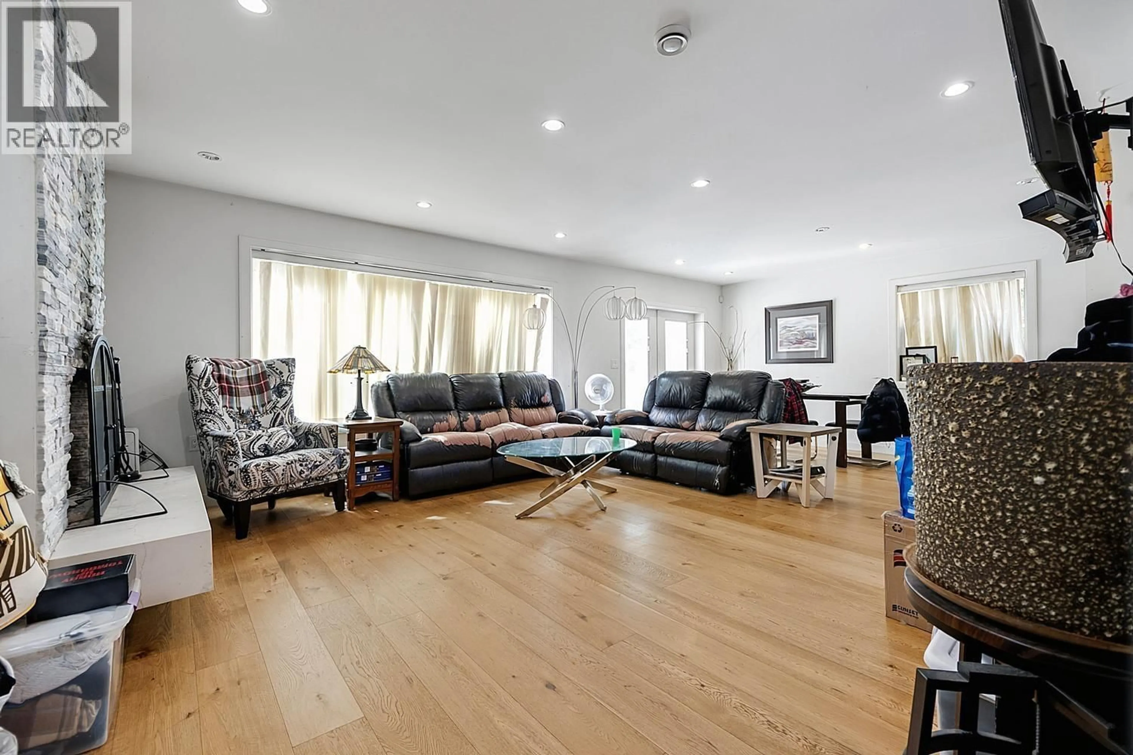 Living room with furniture, wood/laminate floor for 5430 MELBOURNE STREET, Vancouver British Columbia V5R4L7